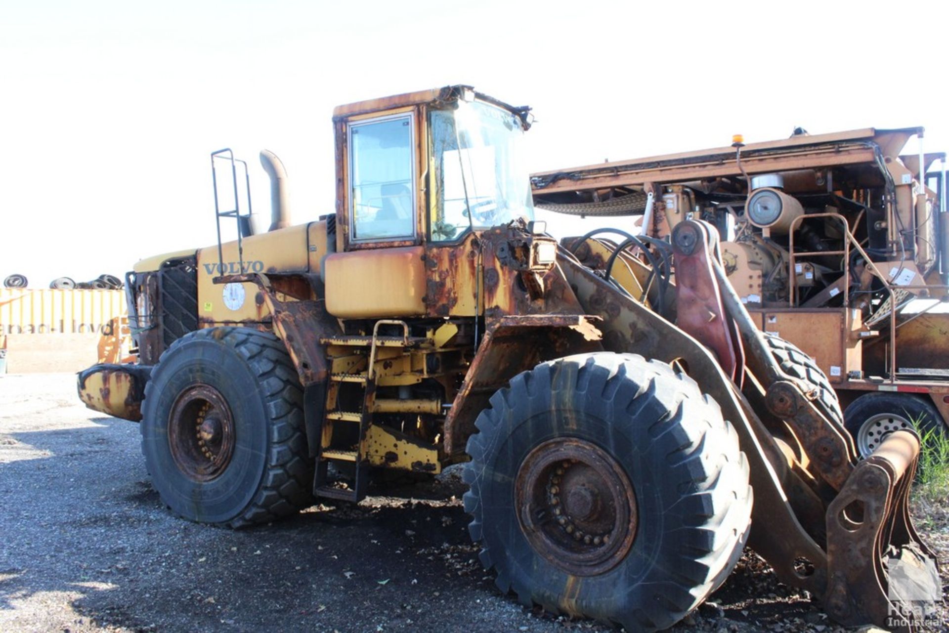 VOLVO L180 WHEEL LOADER, NO BUCKET, UNIT NOT RUNNING (ACCORDING TO OWNER, NEEDS ECM BOARD) 10,329 - Image 2 of 11