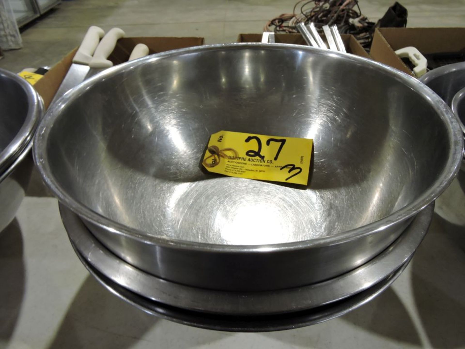 Stainless steel mixing bowls.