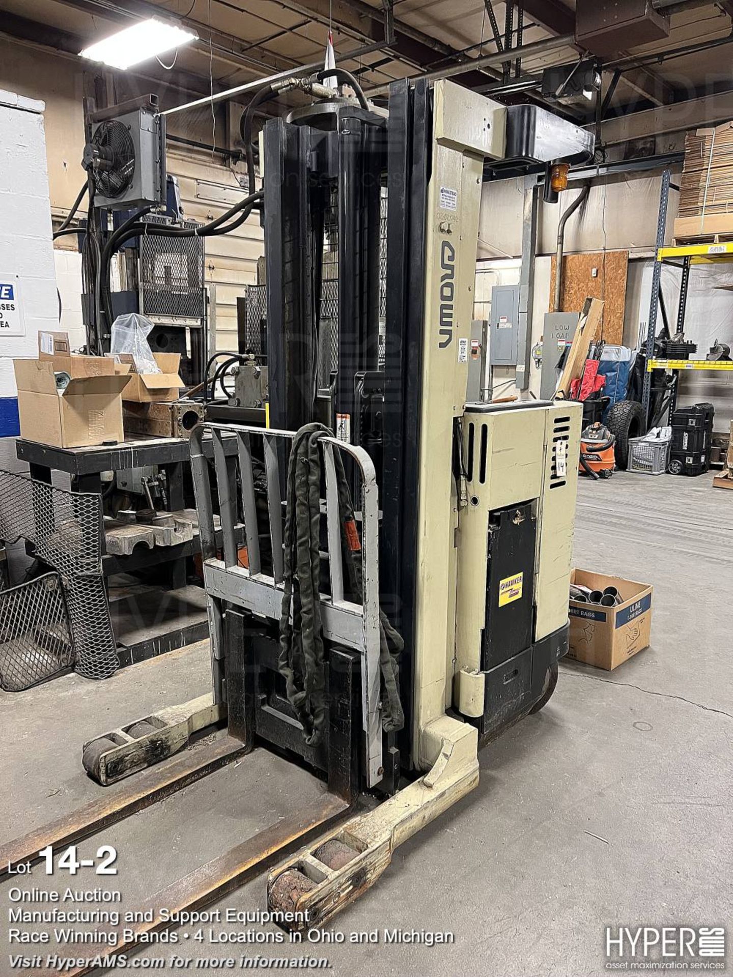 Crown 24 volt reach truck - Image 2 of 7