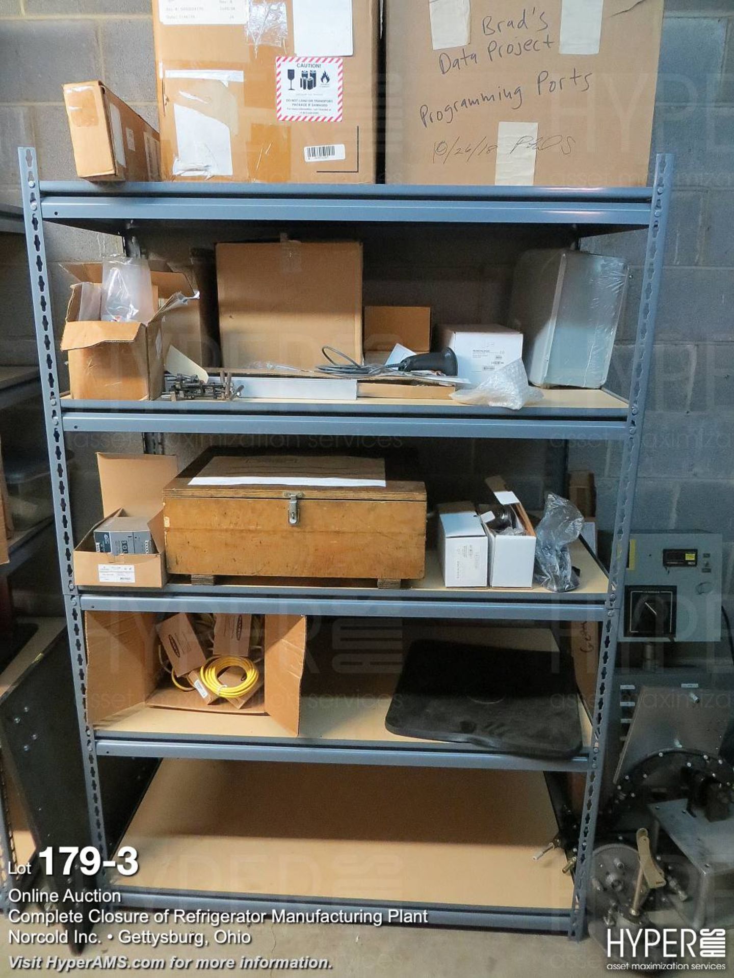 (lot) various MRO parts and supplies in room - Image 4 of 18