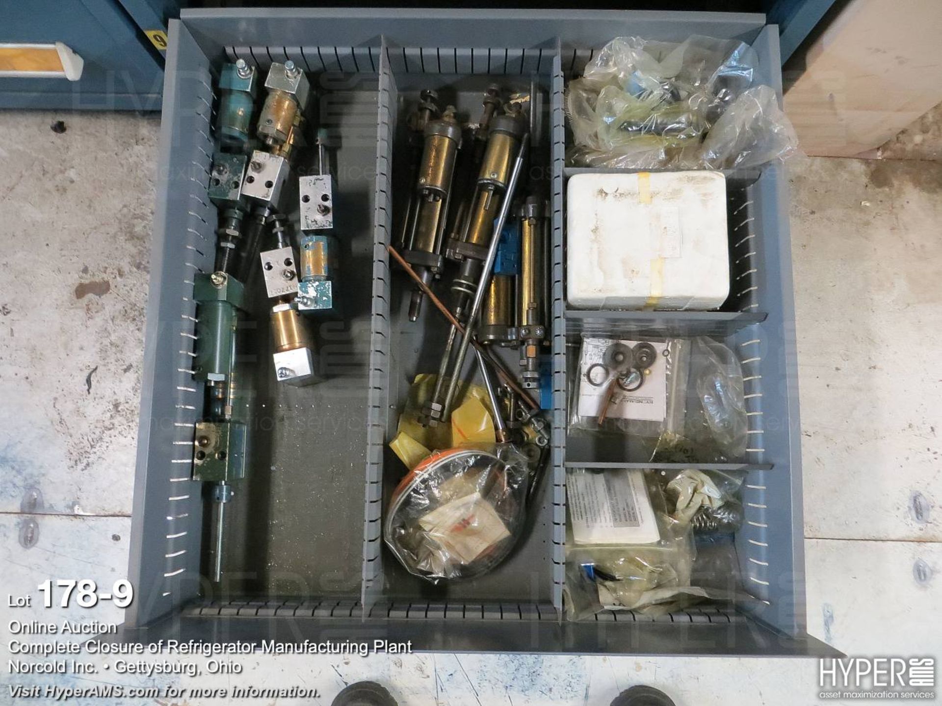 Vidmar cabinet 9-drawer and contents - Image 10 of 10