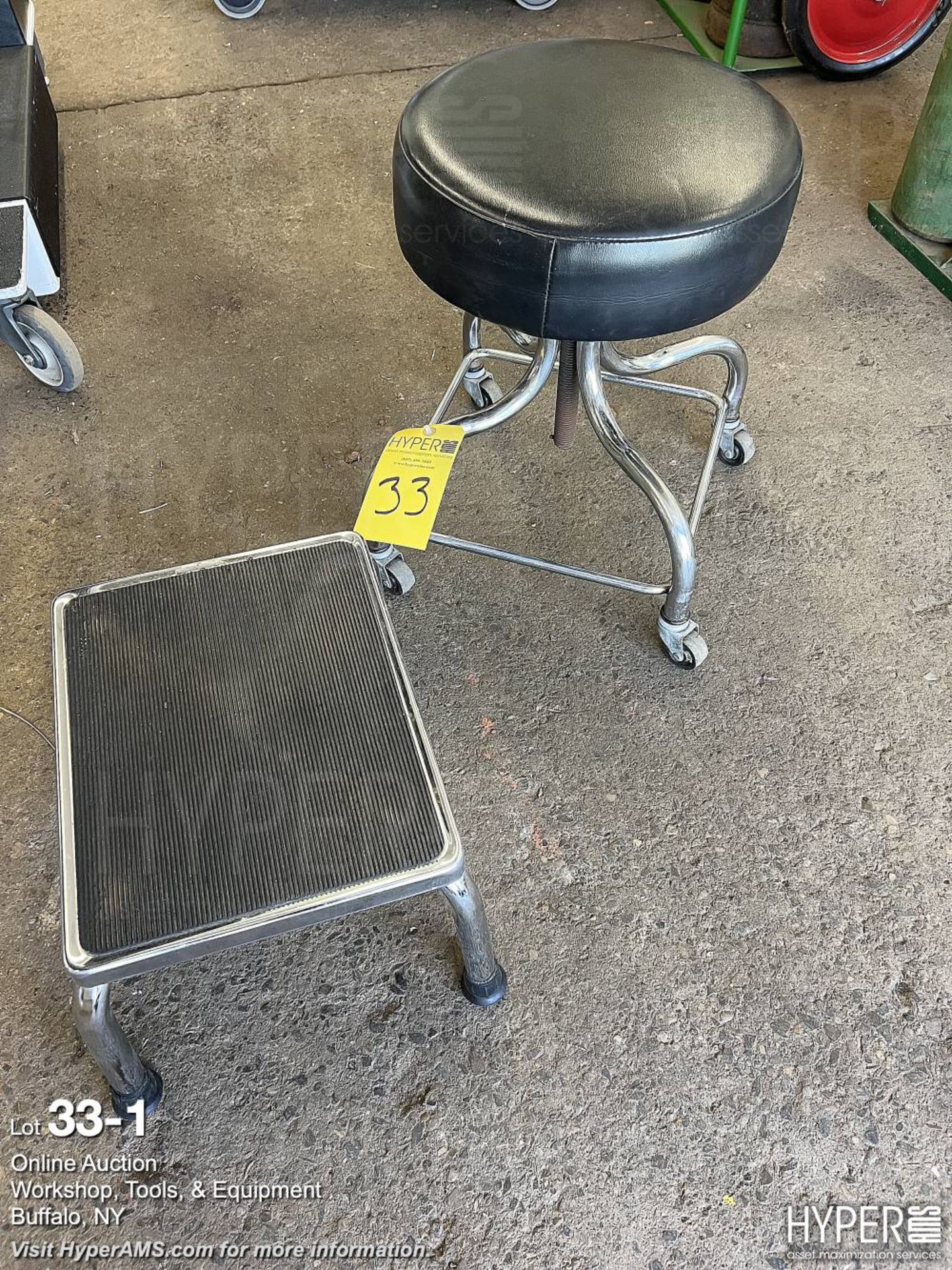 Lot of doctor rolling stool and step