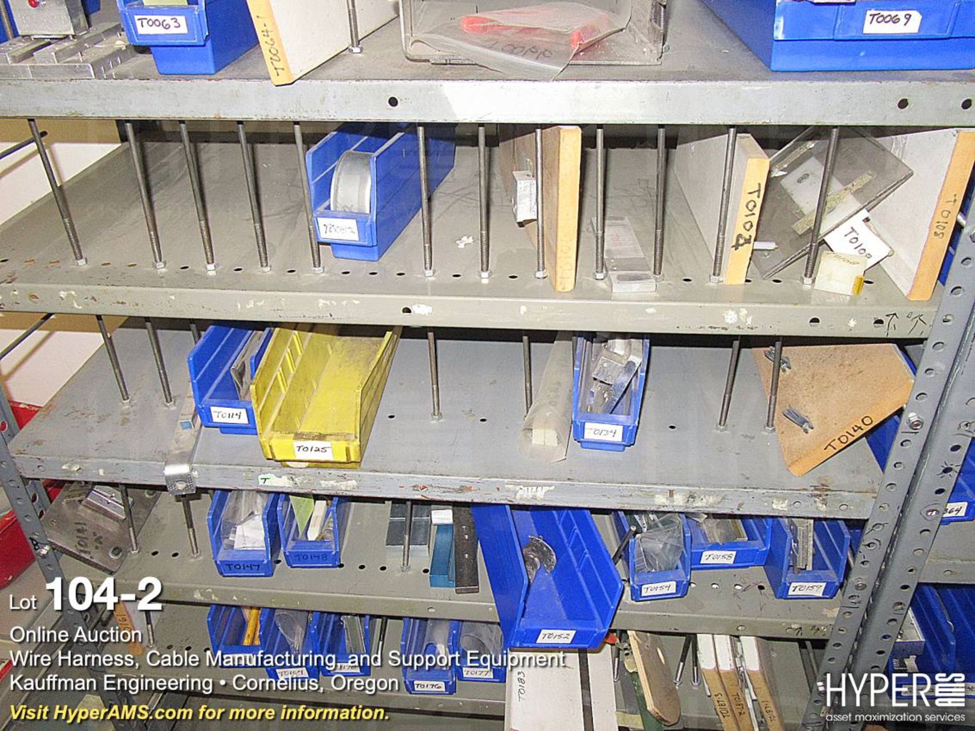 Test fixtures and metal storage shelf units - Bild 2 aus 7