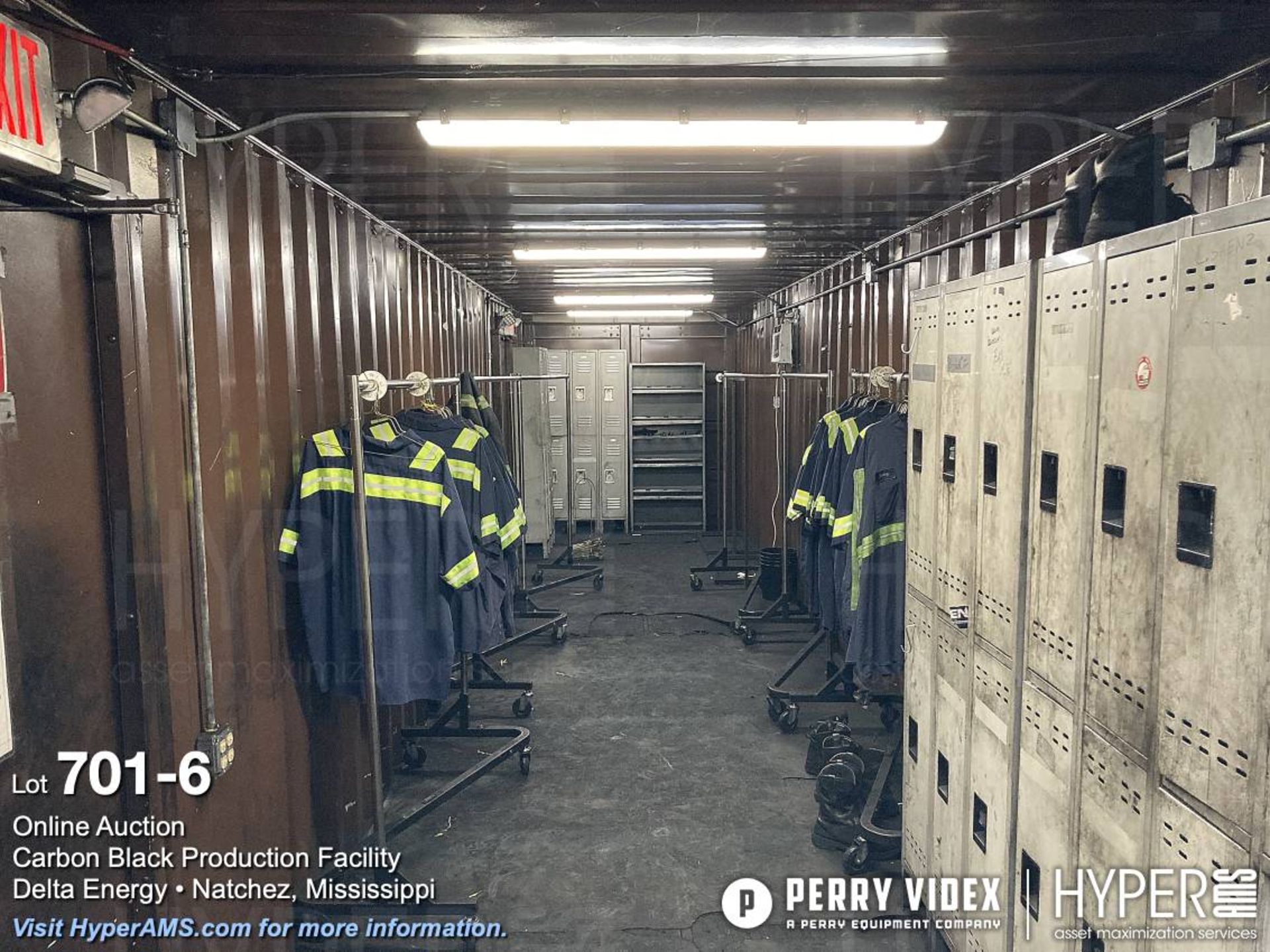 Container converted to building with locker room - Image 6 of 7