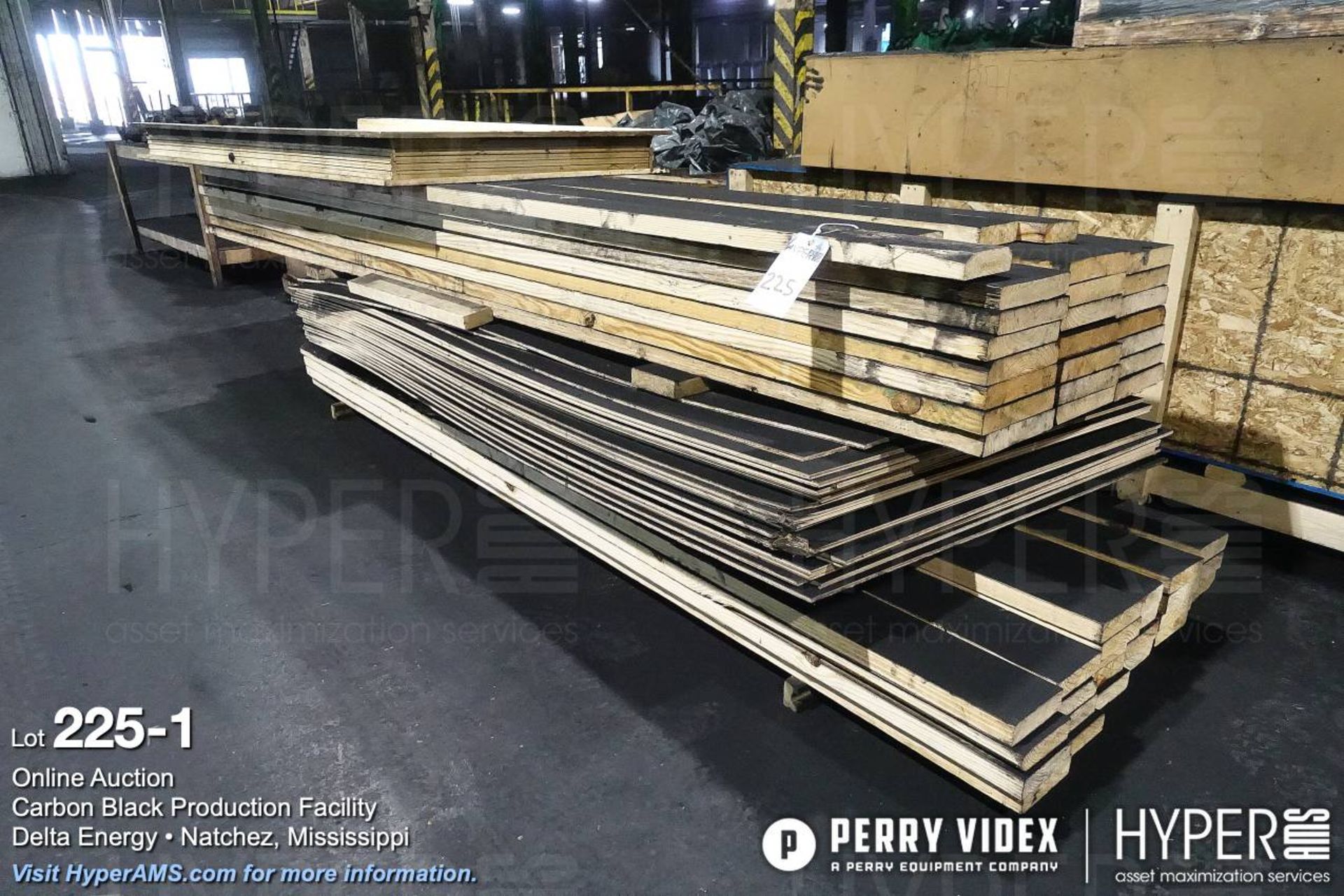 (Lot) dimensional lumber and plywood sheets