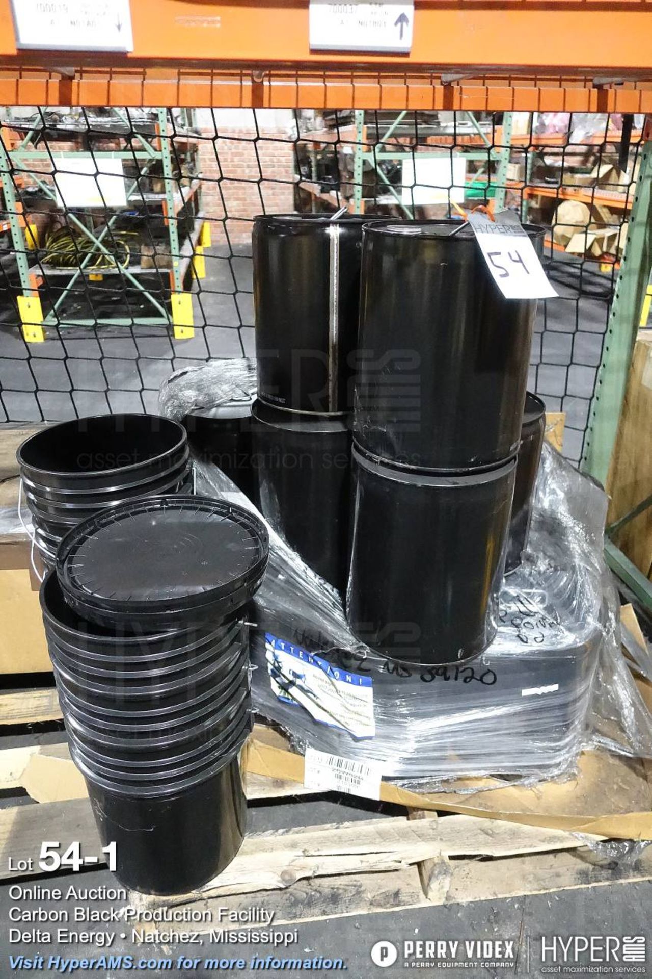 (Lot) empty 5 gallon pails with covers, plastic and steel
