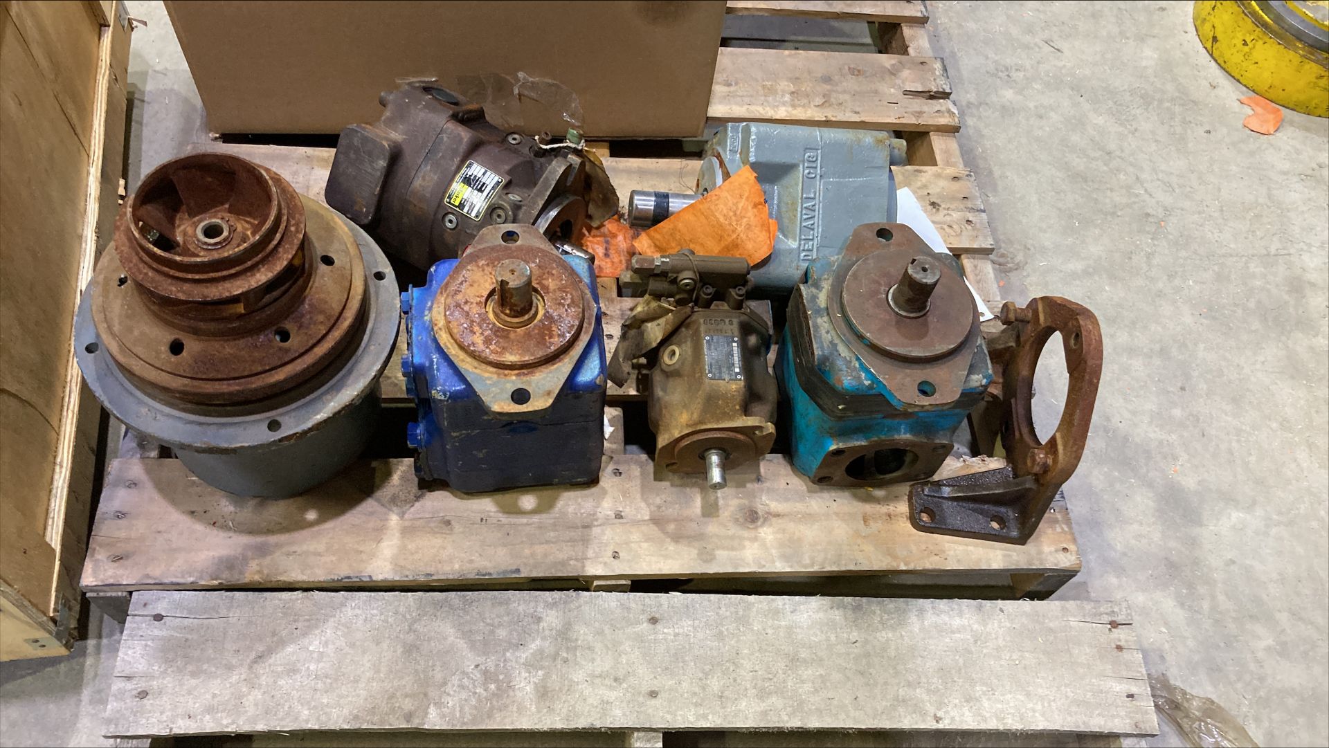 LOT OF ASST. HYDRAULIC MOTORS, ETC. (RE LOT 10002) (LOCATED IN KINGSEY FALLS, QC)