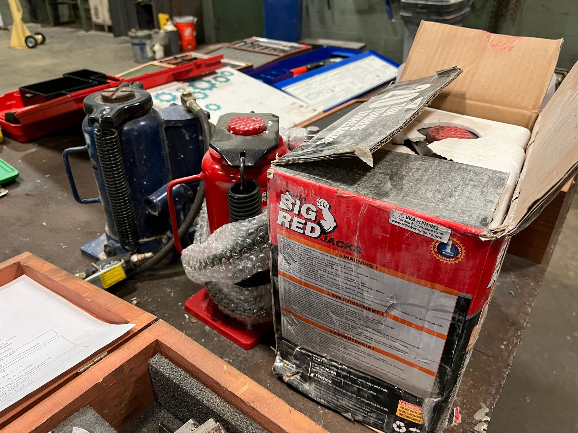 LOT OF (3) BIG RED AND BLUE 20-TON HYDRAULIC JACKS (MAINTENANCE SHOP) - Image 2 of 3