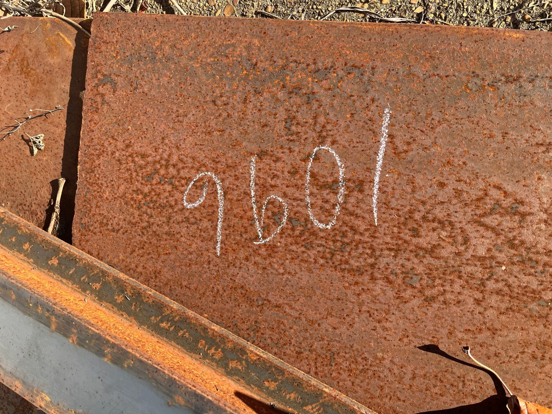 LOT OF PLATE STEEL AND SIDING (FRONT SNAKE BUILDING) (YARD SNAKE BUILDING AREA) - Image 4 of 4