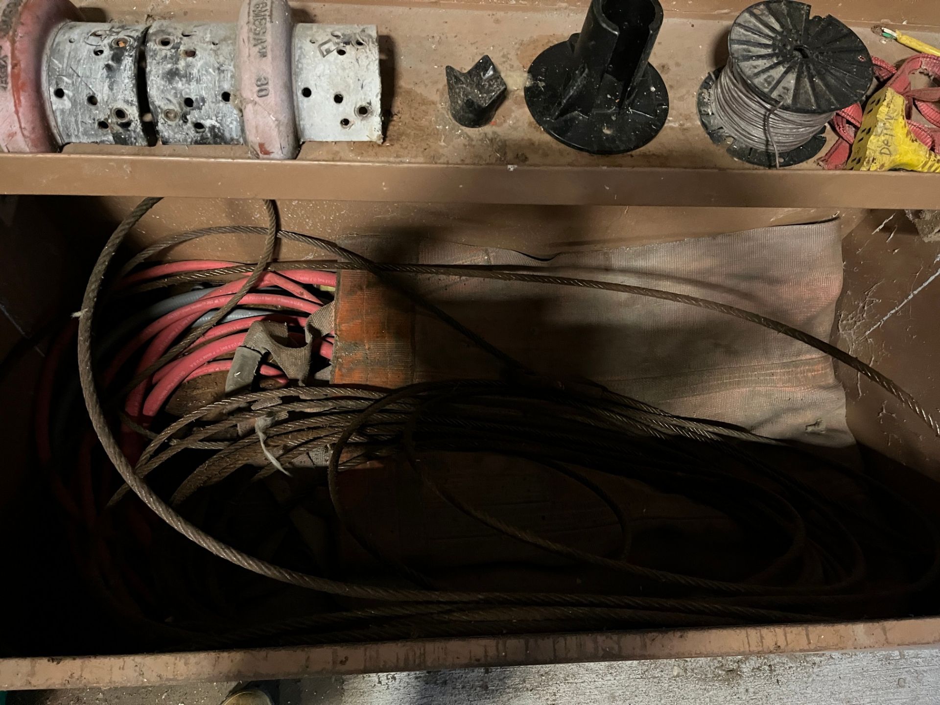 KNAACK RIGGING BOX W/ CONTENTS, STEEL CABLES, WIRE, HOSE, ETC. (MAINTENANCE SHOP) - Image 3 of 3