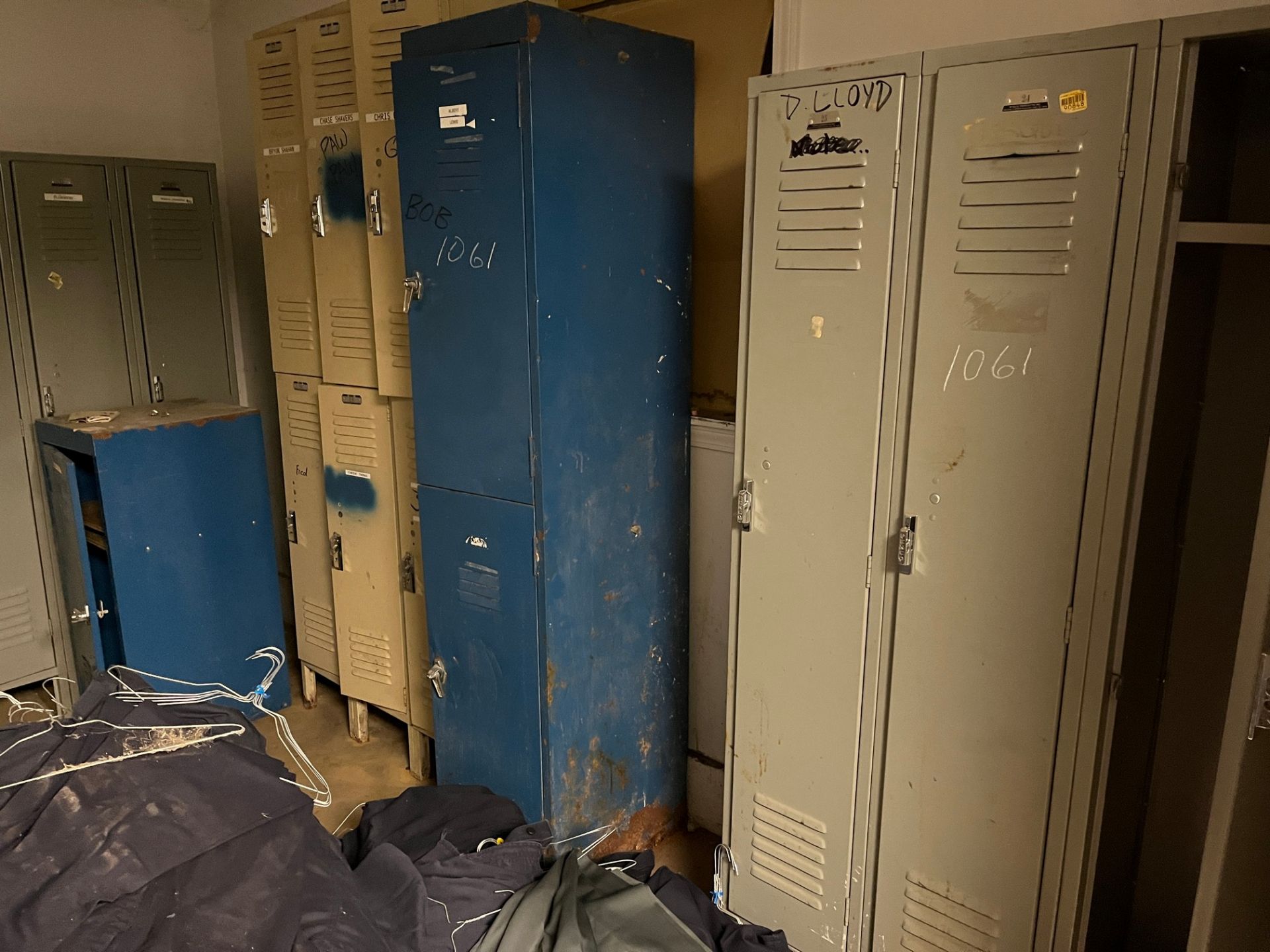 LOT OF (30) DOORS OF LOCKERS (24 DOORS IN ROOM AND 6 OUTSIDE DOOR) W/ CLOTHING (SOUTHEAST PM - Image 3 of 4