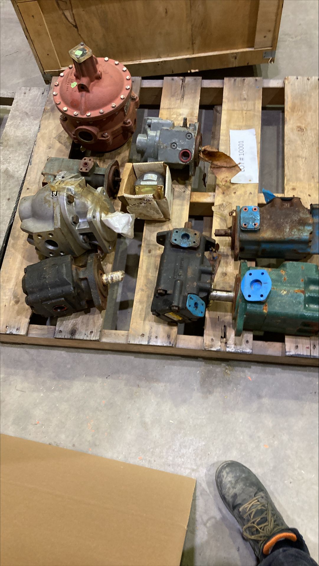 LOT OF ASST. HYDRAULIC MOTORS, ETC. (RE LOT 10001) (LOCATED IN KINGSEY FALLS, QC) - Image 2 of 3