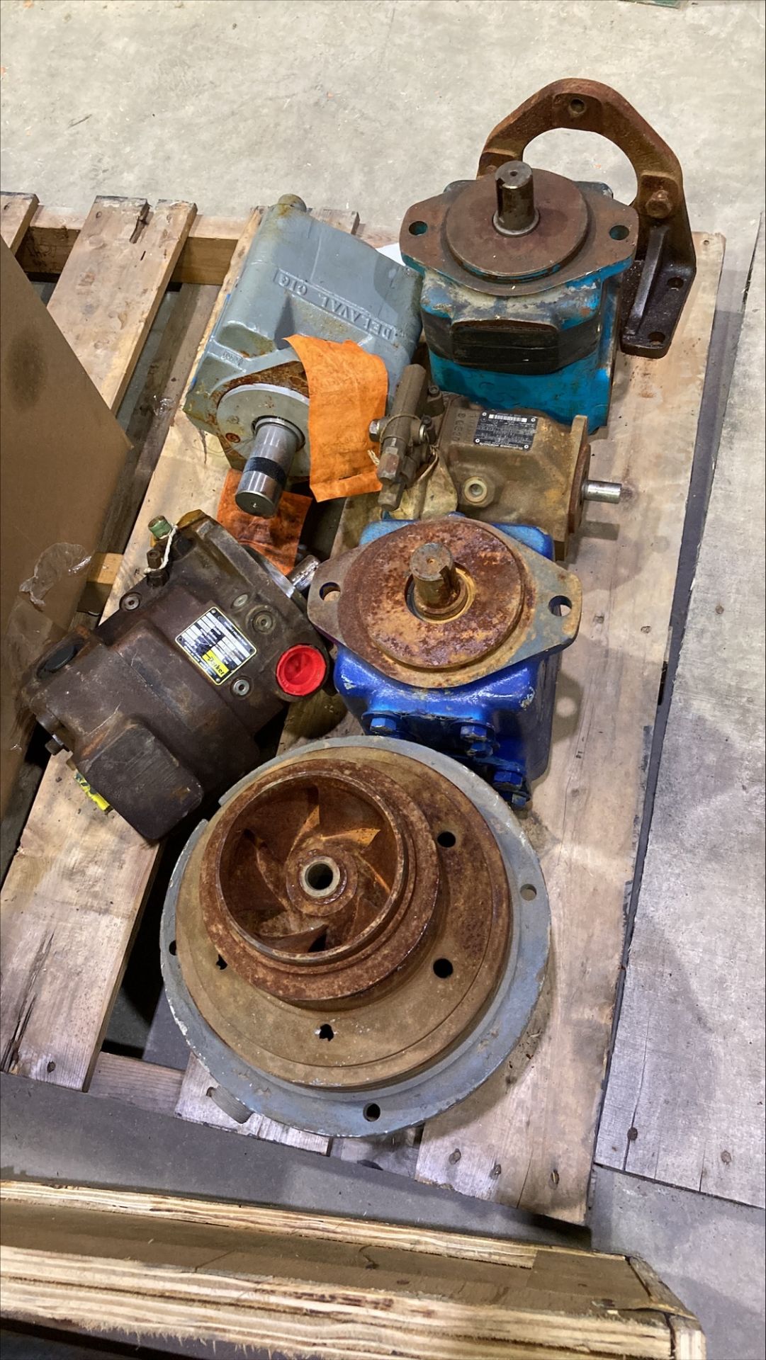 LOT OF ASST. HYDRAULIC MOTORS, ETC. (RE LOT 10002) (LOCATED IN KINGSEY FALLS, QC) - Image 3 of 4