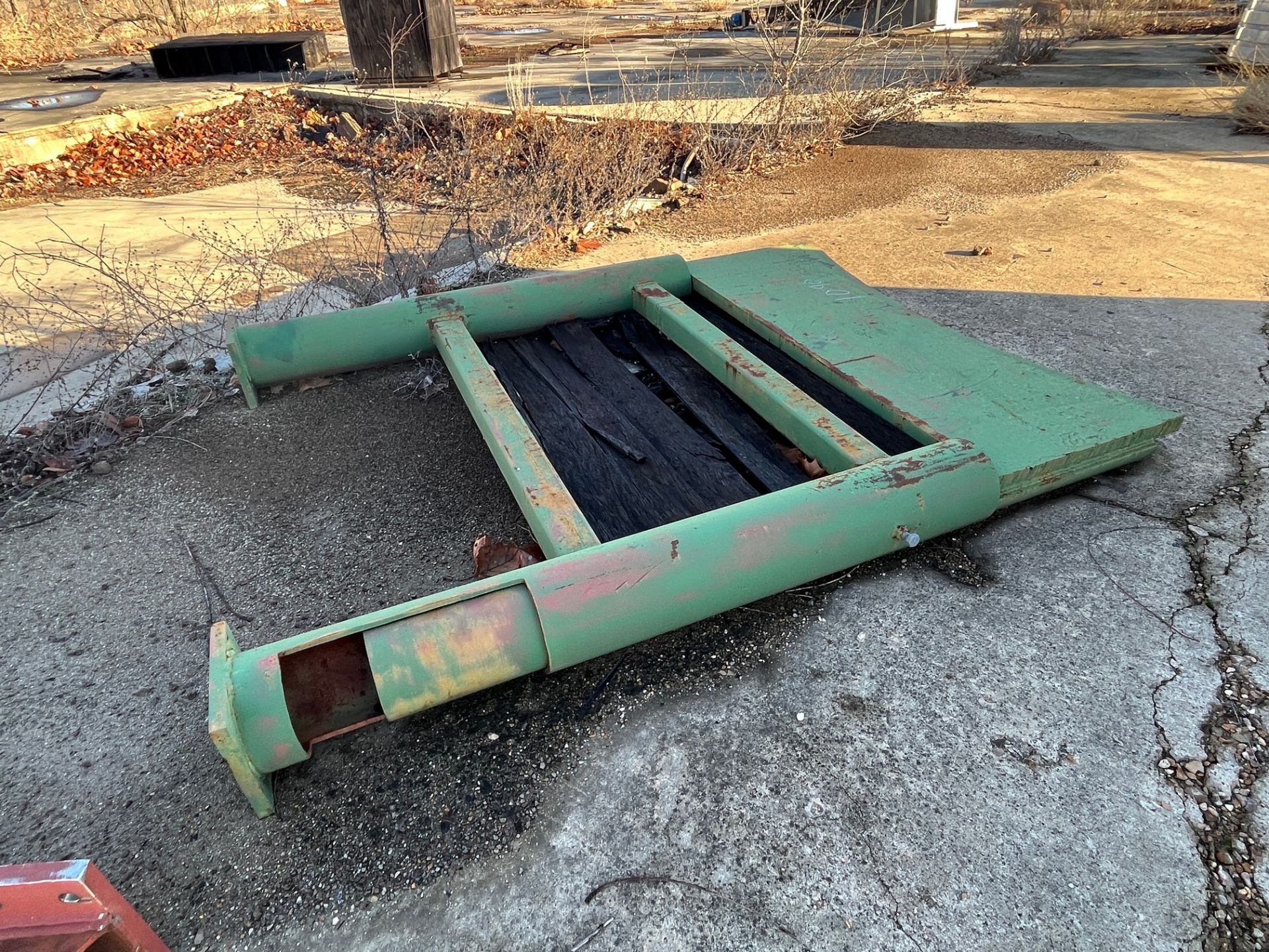 LOT ALL REMAINING METAL ON CEMENT PLATFORM INCLUDING RACKING, SCAFFOLDING, FRAMES, ENCLOSURES, - Image 8 of 29