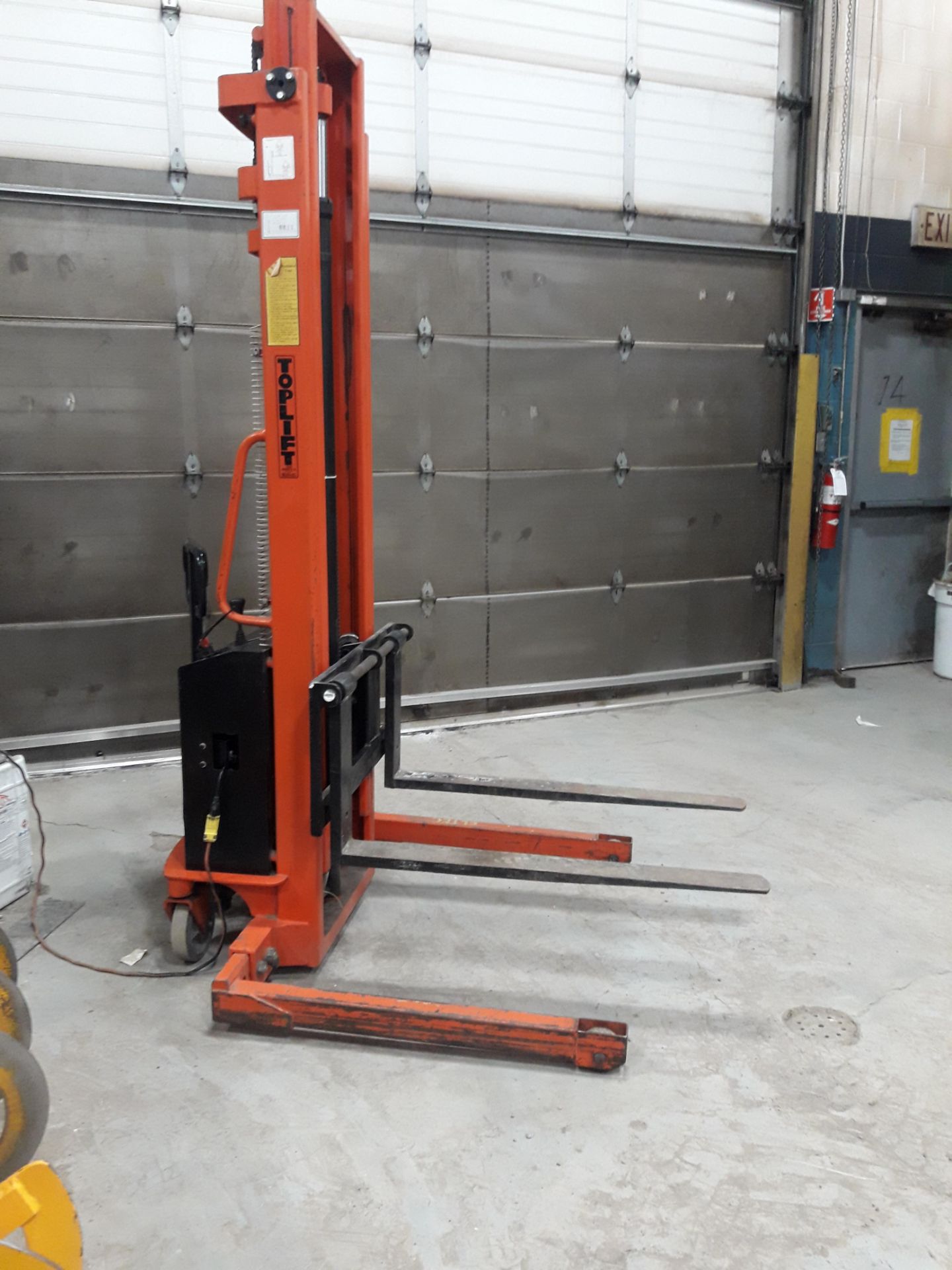 TOPLIFT ELECTRIC STACKER / WALKIE (LOCATED IN ETOBICOKE, ON)