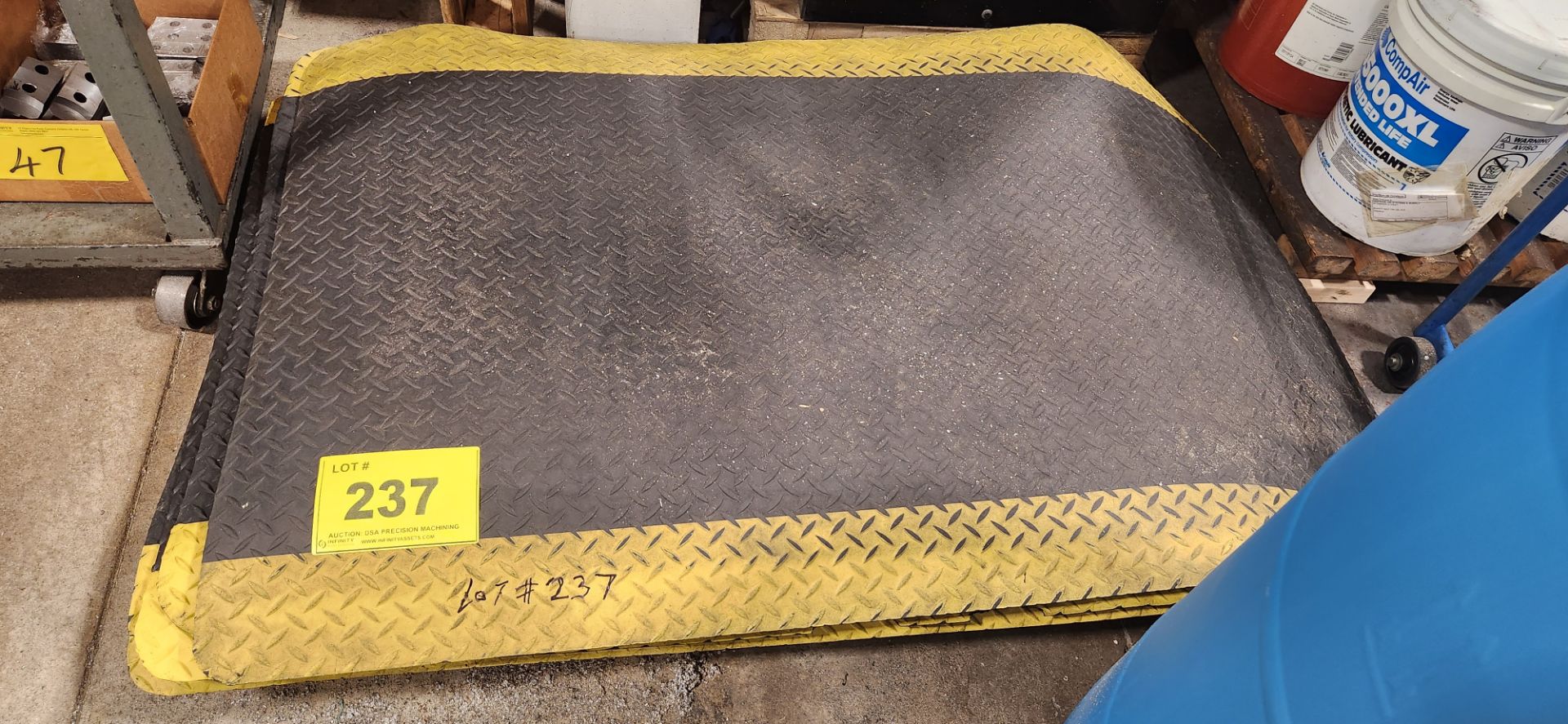 LOT 60" X 36" RUBBER MATS