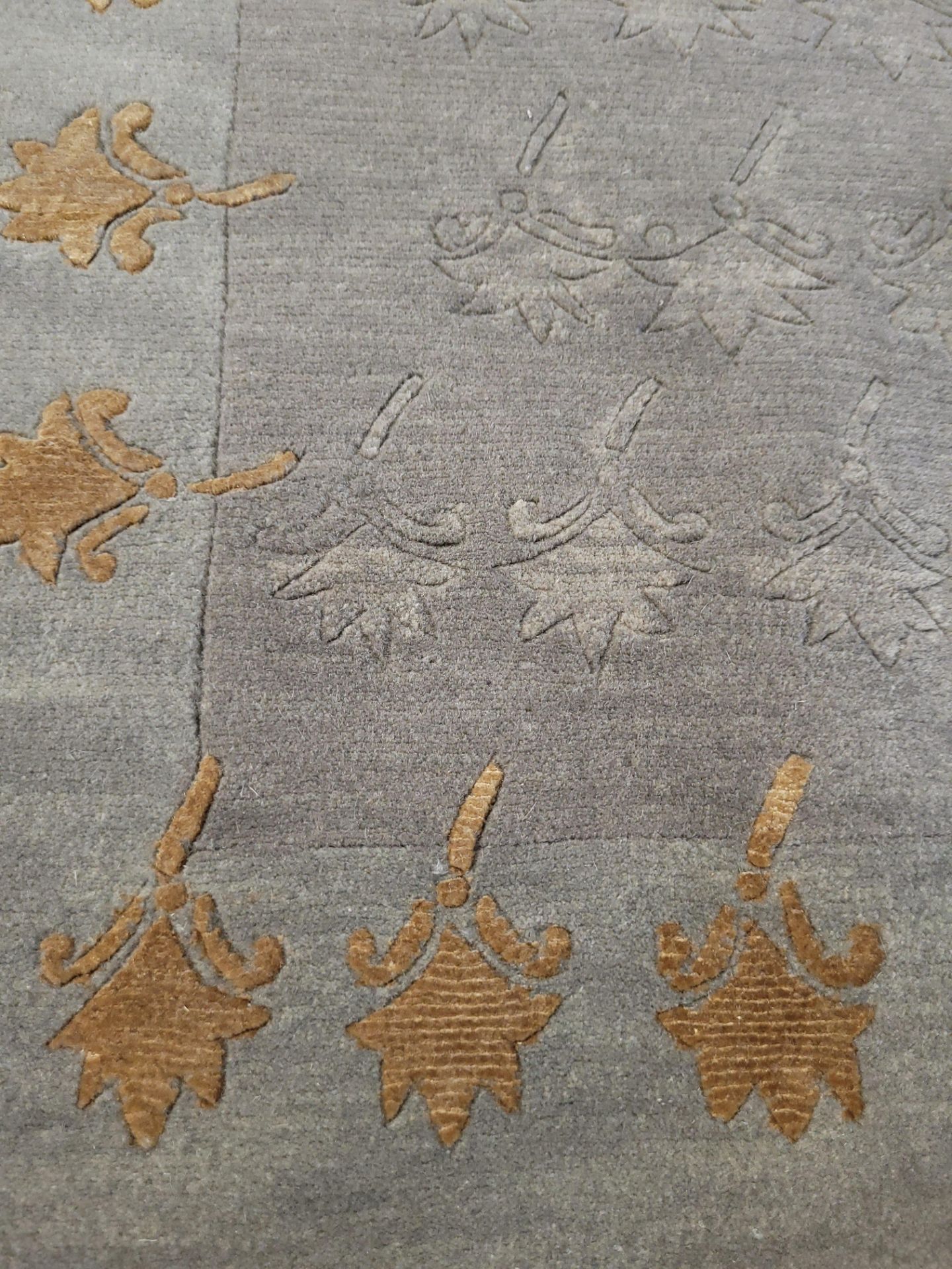 4' X 6' WOOL HAND KNOTTED IN CHINA, (LOCATED IN FRONT SHOW ROOM) INVENTORY CODE: 21015602PRES - Image 3 of 4