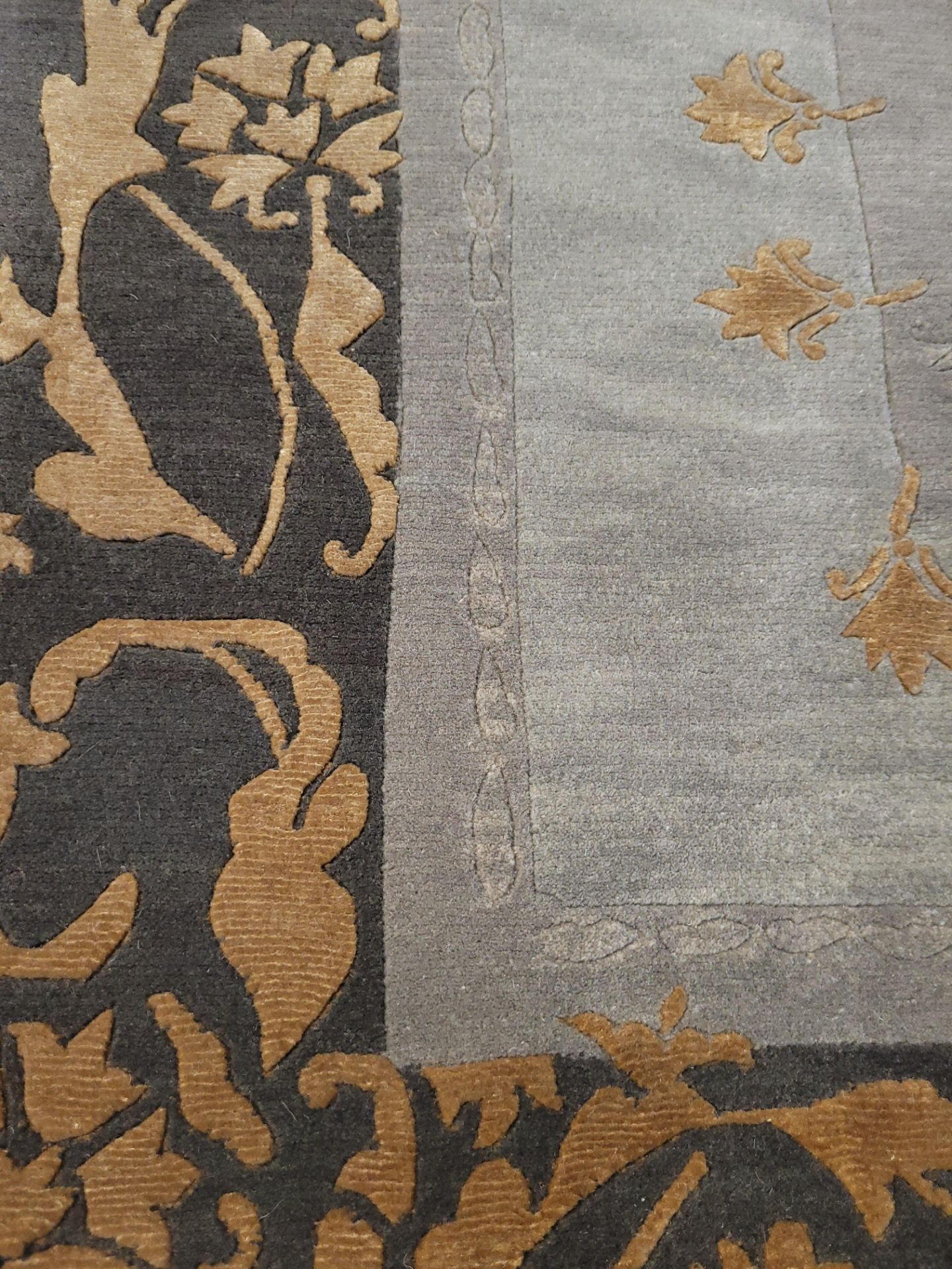 4' X 6' WOOL HAND KNOTTED IN CHINA, (LOCATED IN FRONT SHOW ROOM) INVENTORY CODE: 21015602PRES - Image 2 of 4