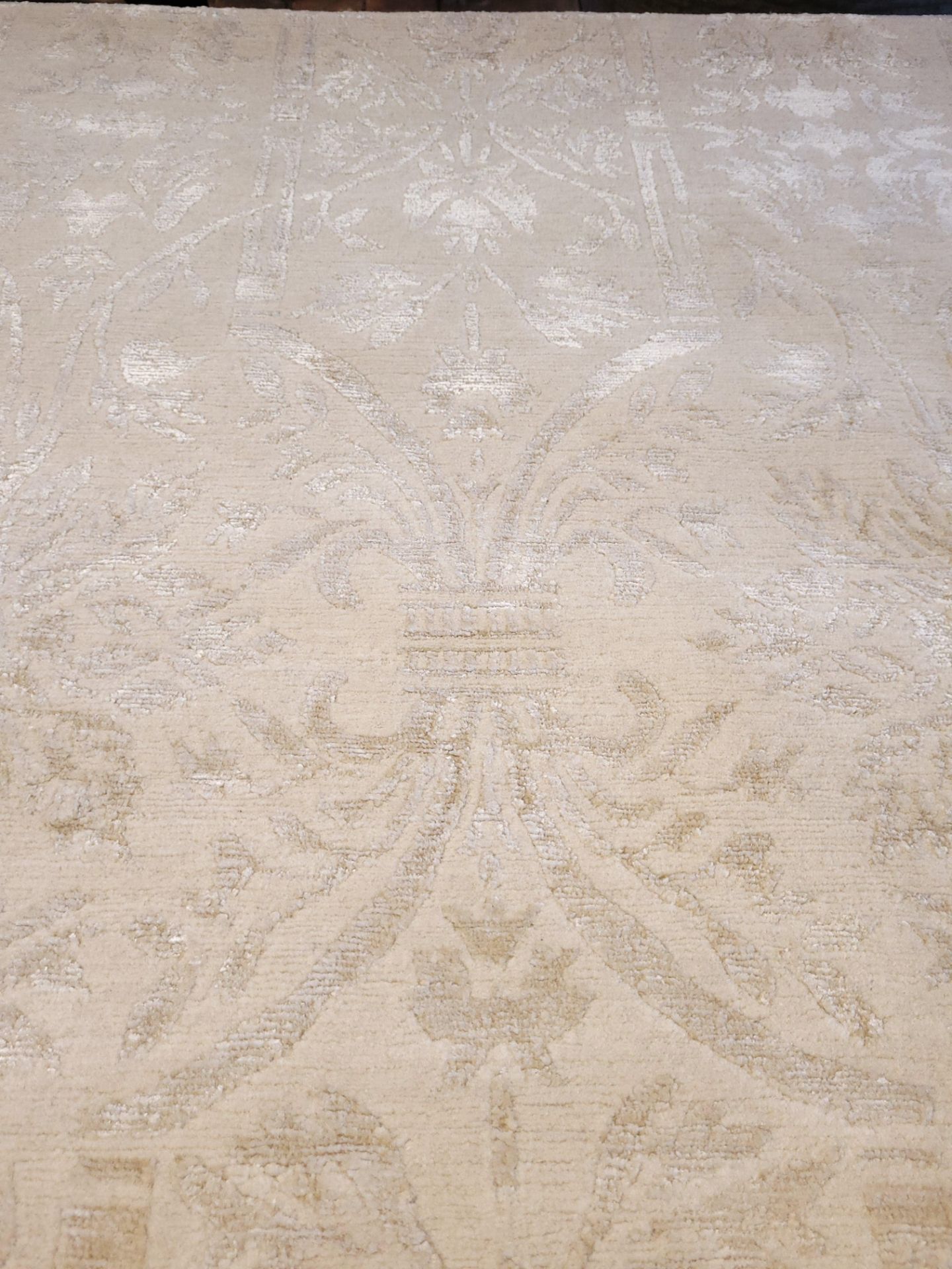 4' X 6' WOOL/SILK HAND KNOTTED IN NEPAL, MSRP $2,518.00 (LOCATED IN FRONT SHOW ROOM) INVENTORY CODE: - Image 3 of 4