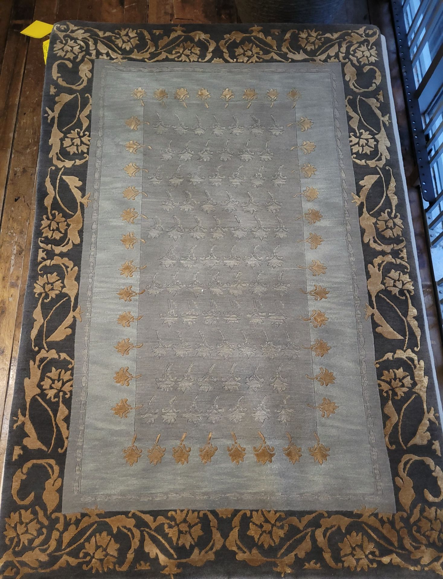 4' X 6' WOOL HAND KNOTTED IN CHINA, (LOCATED IN FRONT SHOW ROOM) INVENTORY CODE: 21015602PRES
