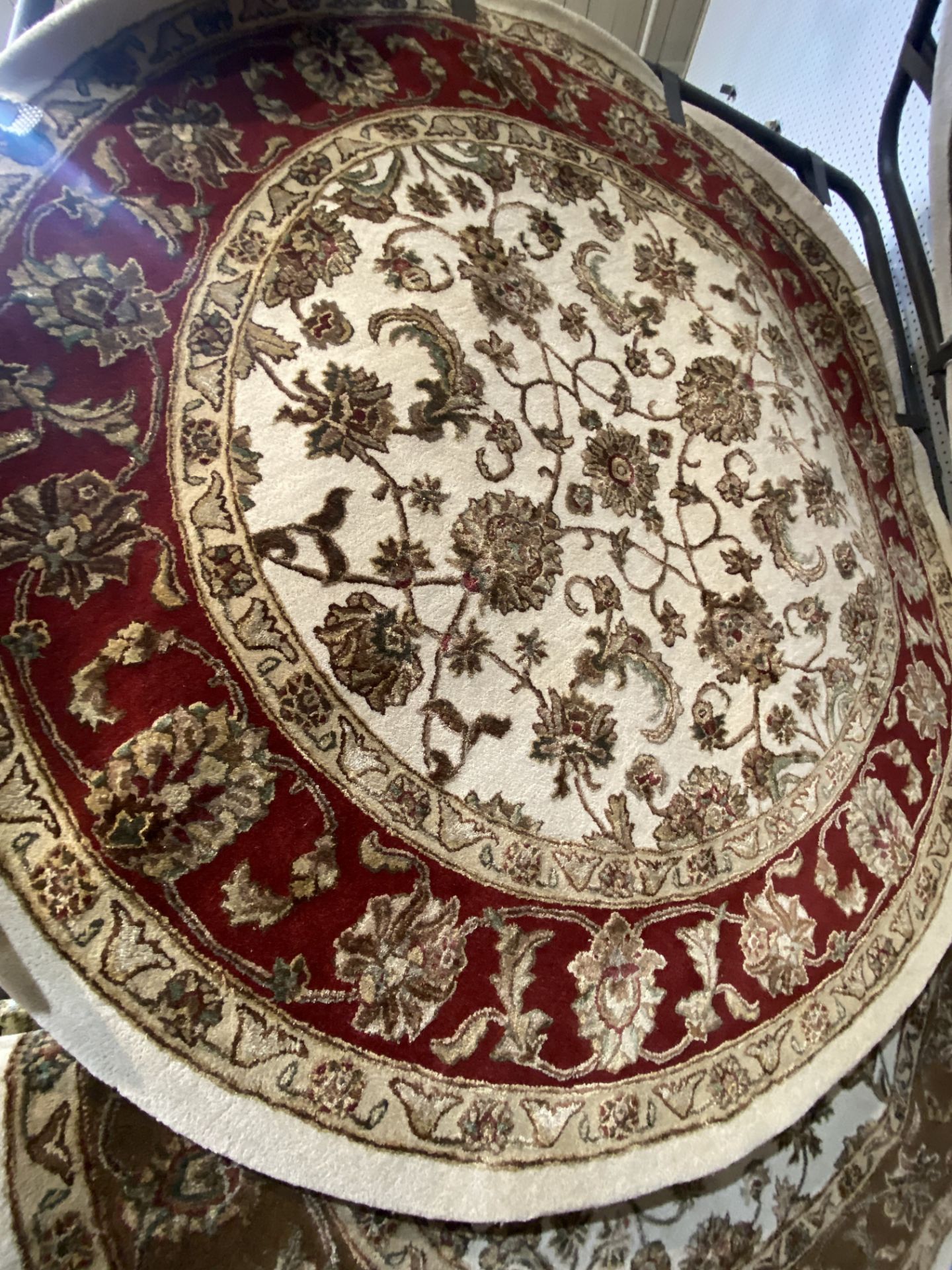 APPROX. 5' ROUND CARPET