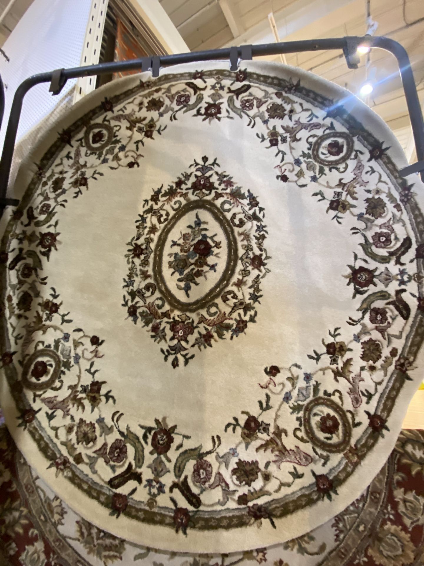 APPROX. 5' ROUND CARPET