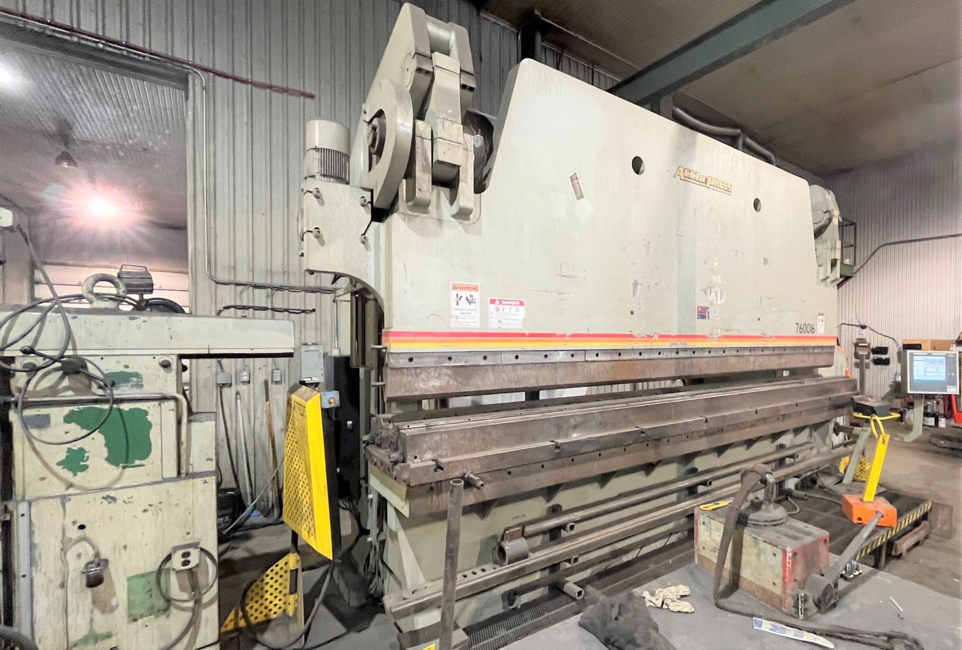 2010 ACCURPRESS 760016 CNC HYDRAULIC PRESS BRAKE WITH ACCURPRESS ETS 3000 CNC CONTROL, 600 TON X - Image 2 of 19