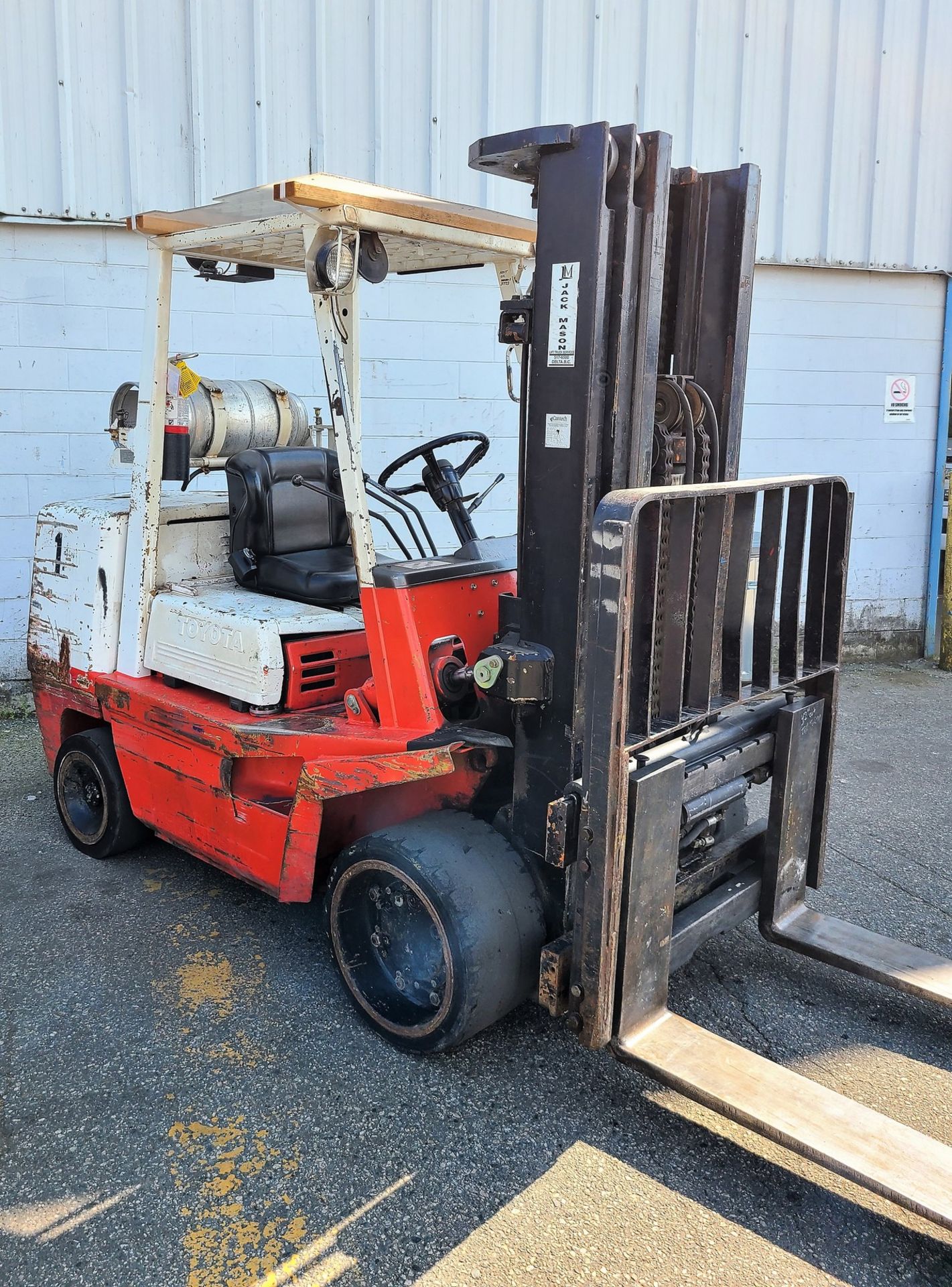 TOYOTA FGC45 PROPANE FORKLIFT, 9,150LB CAP., 171” MAX LIFT, 3-STAGE MAST, SIDE SHIFT, CUSHION TIRES, - Image 2 of 7