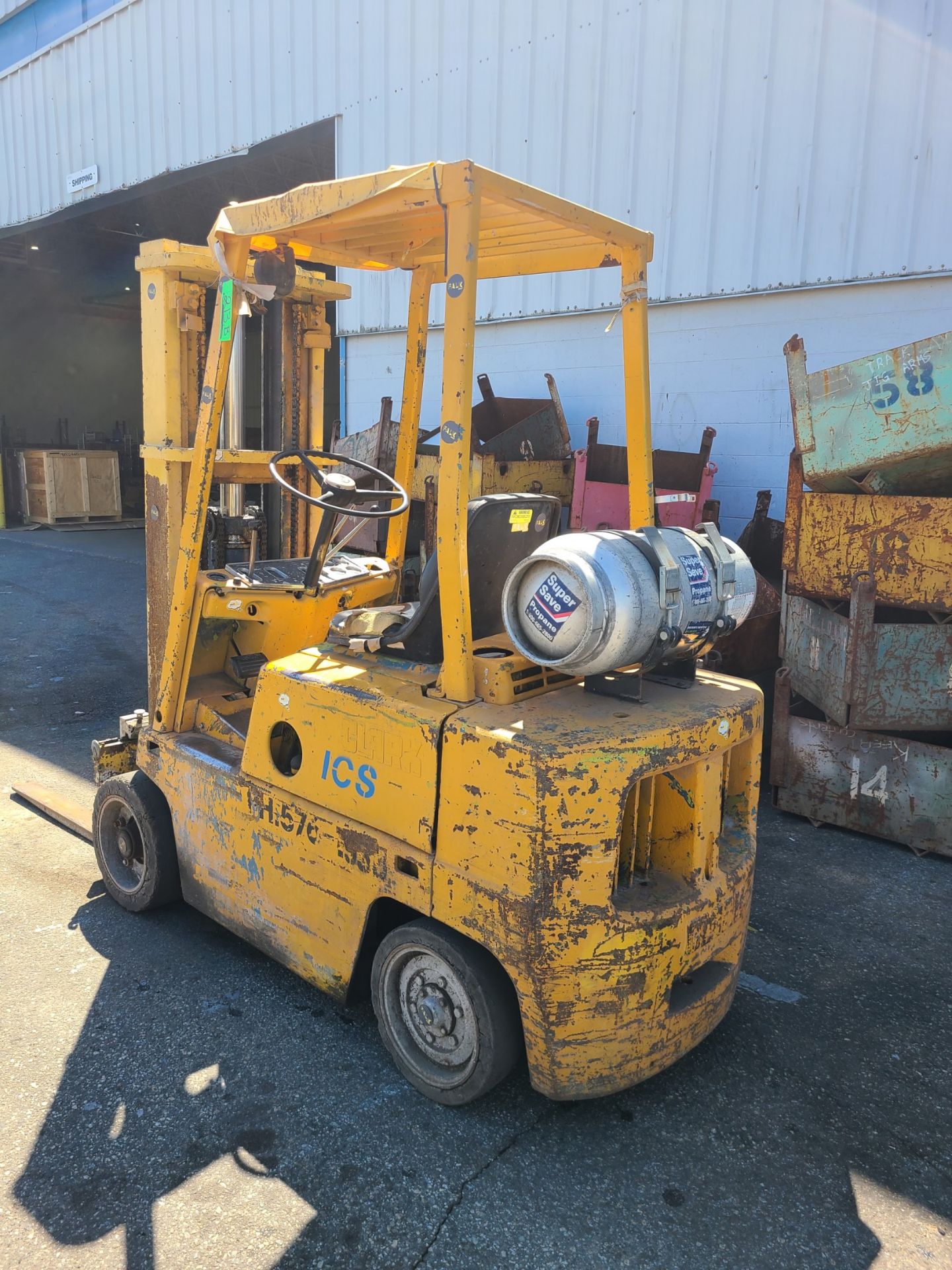 CLARKE FORKLIFT, MODEL C500 45, 4,000LB CAP., 3-STAGE MAST, PROPANE, HARD TIRE, S/N 355-131-4046 - Image 2 of 5