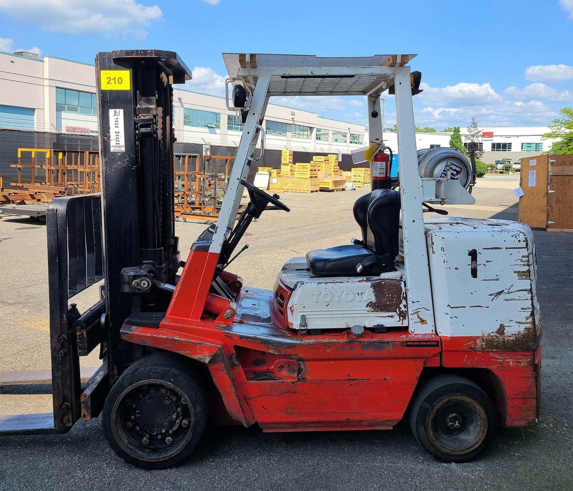 TOYOTA FGC45 PROPANE FORKLIFT, 9,150LB CAP., 171” MAX LIFT, 3-STAGE MAST, SIDE SHIFT, CUSHION TIRES, - Image 4 of 7