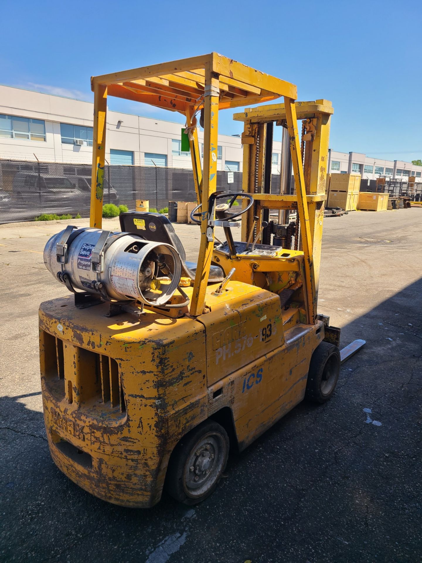 CLARKE FORKLIFT, MODEL C500 45, 4,000LB CAP., 3-STAGE MAST, PROPANE, HARD TIRE, S/N 355-131-4046 - Image 3 of 5