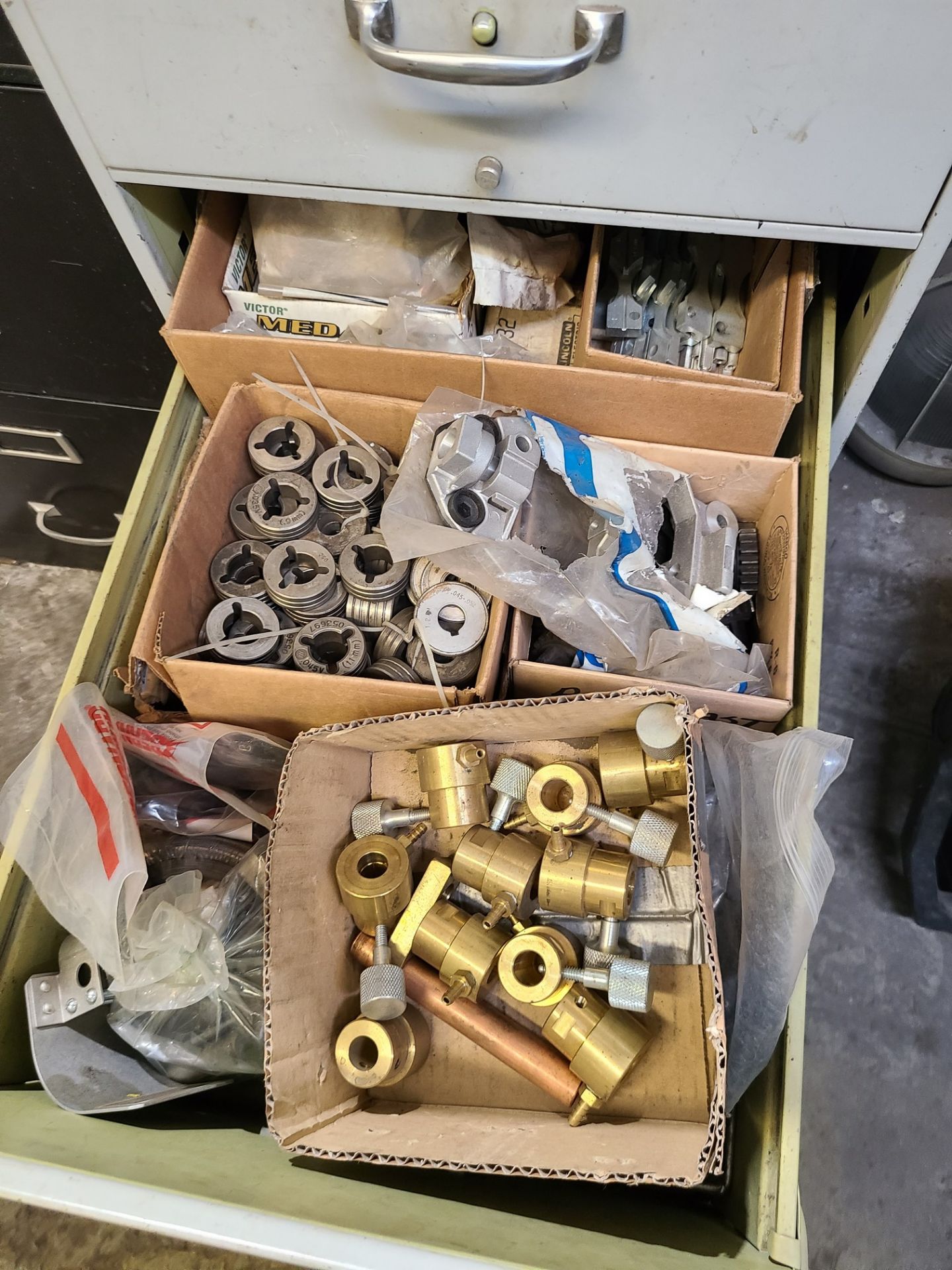 LOT OF FILE CABINETS W/ CONTENTS INCLUDING PNEUMATIC TOOLS, GEARS, PINS, HARDWARE, FITTINGS, - Image 4 of 9