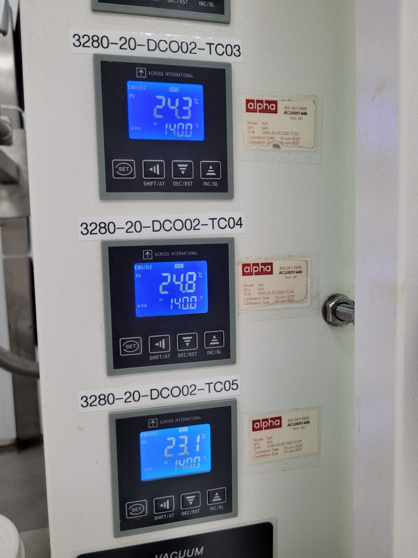 ACROSS INTERNATIONAL ACCUTEMP-75A VACUUM OVEN,AMBIENT TO 480oF, LOW PRPOERTIONAL GAIN, PID CONTROL - Image 3 of 10