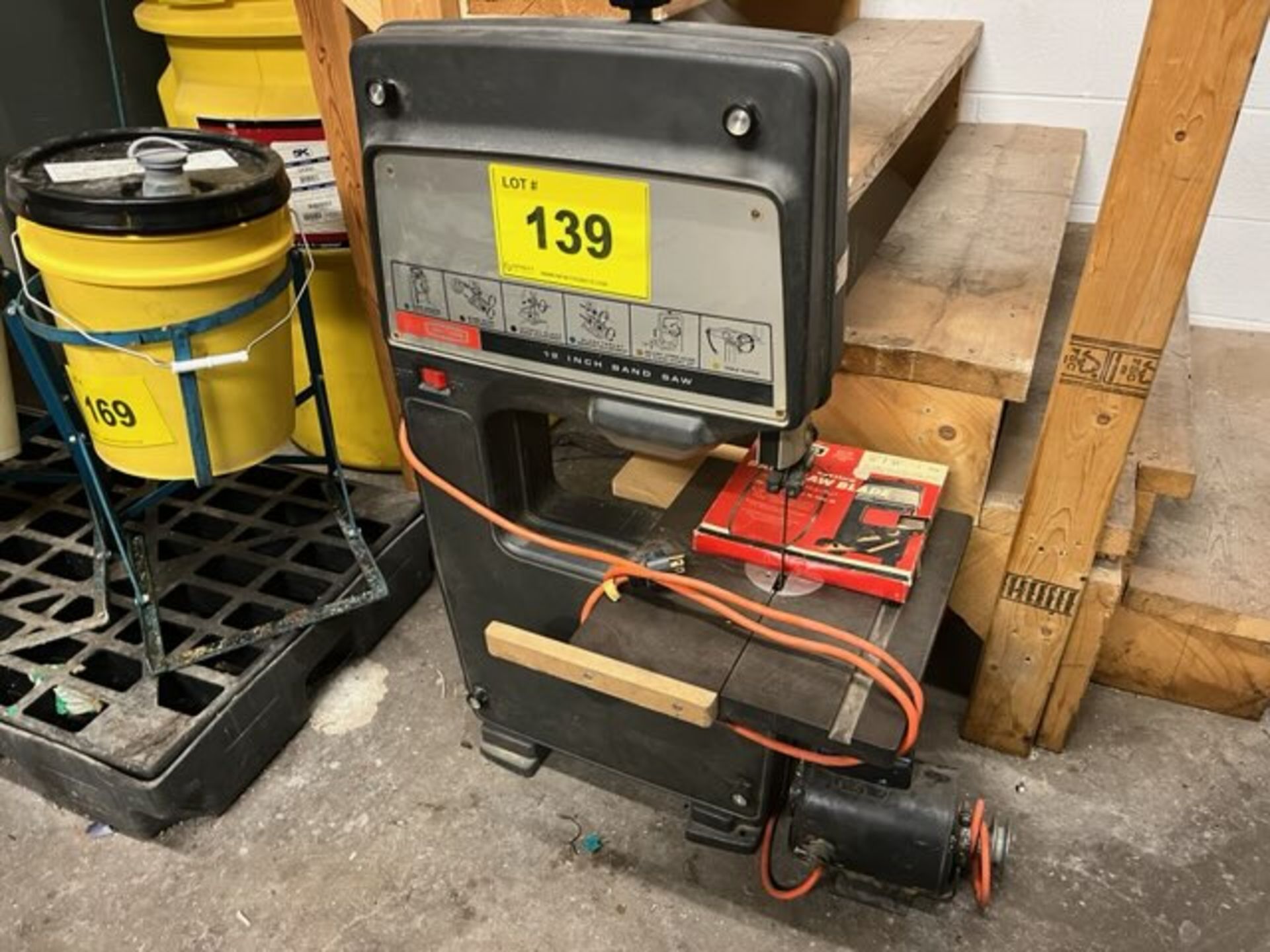 CRAFTSMAN 12" BANDSAW W/ BLADE