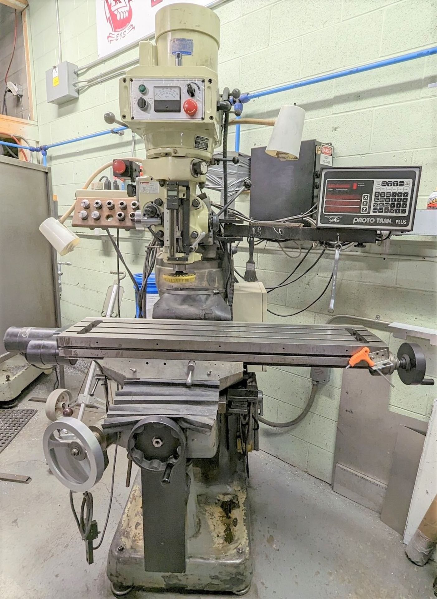 BRIDGEPORT VERTICAL MILLING MACHINE, SWI PROTO TRAK PLUS 3-AXIS DRO, 3HP (RIGGING FEE $400)