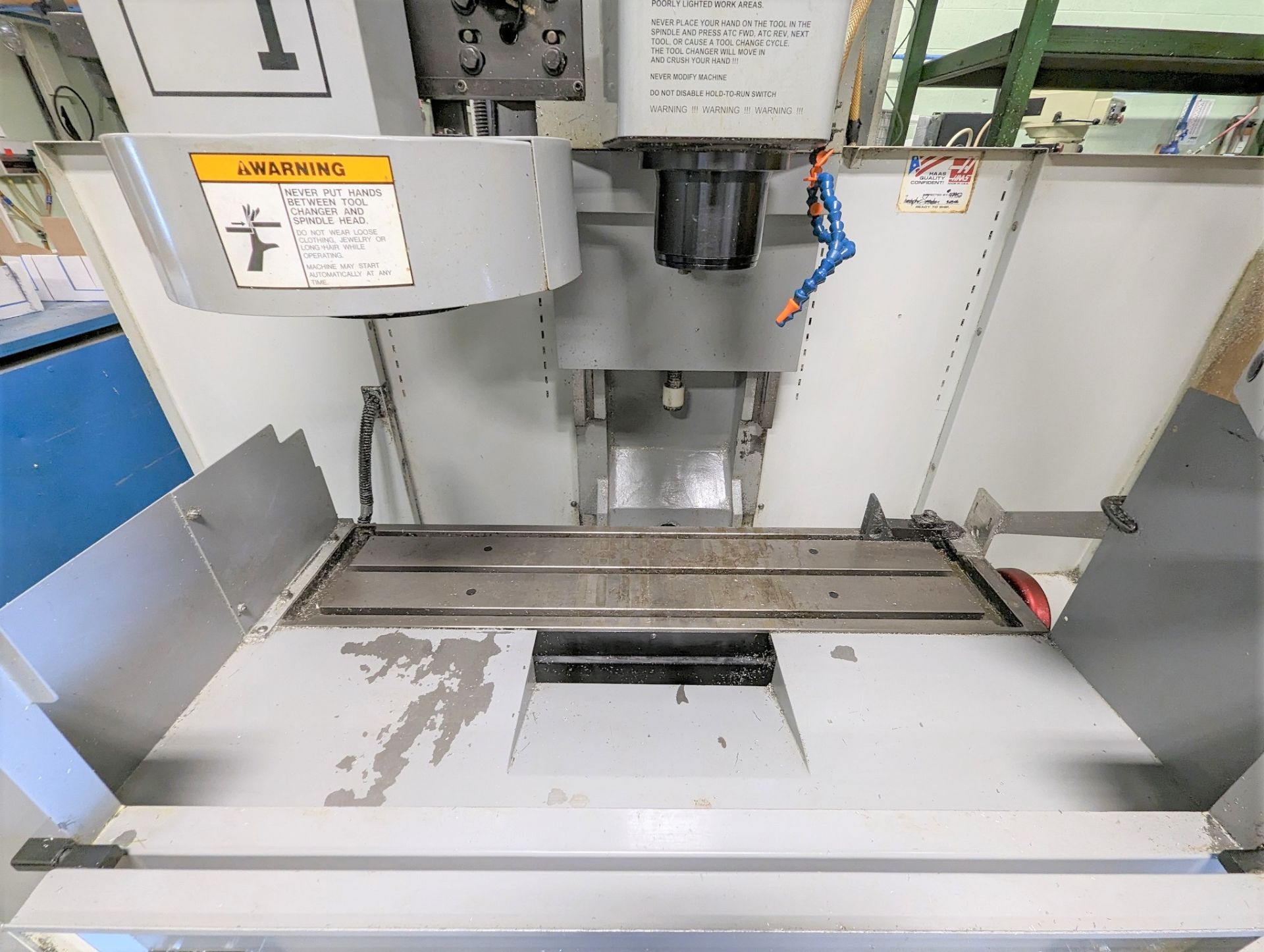 2006 HAAS TM-1 CNC TOOL ROOM MILL, CNC CONTROL, CAT40, CHIP GUARD SYSTEM, COOLANT PUMP, RIGID - Image 5 of 13