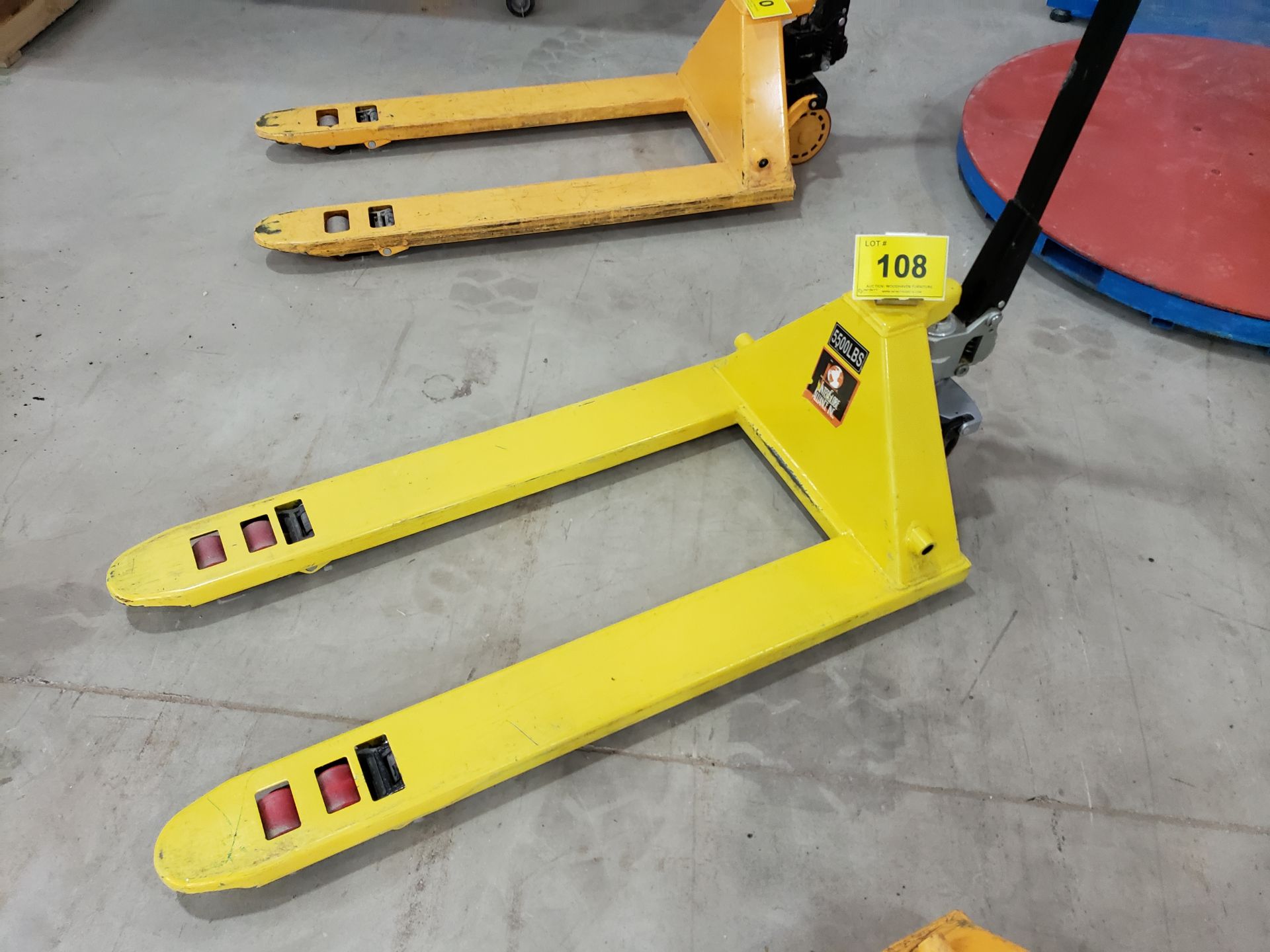 INTERGLOBE ALLIANCE INC. 5,500LB CAP. PALLET JACK (NOTE: SUBJECT TO LATE REMOVAL, PICKUP ON AUGUST - Image 2 of 4