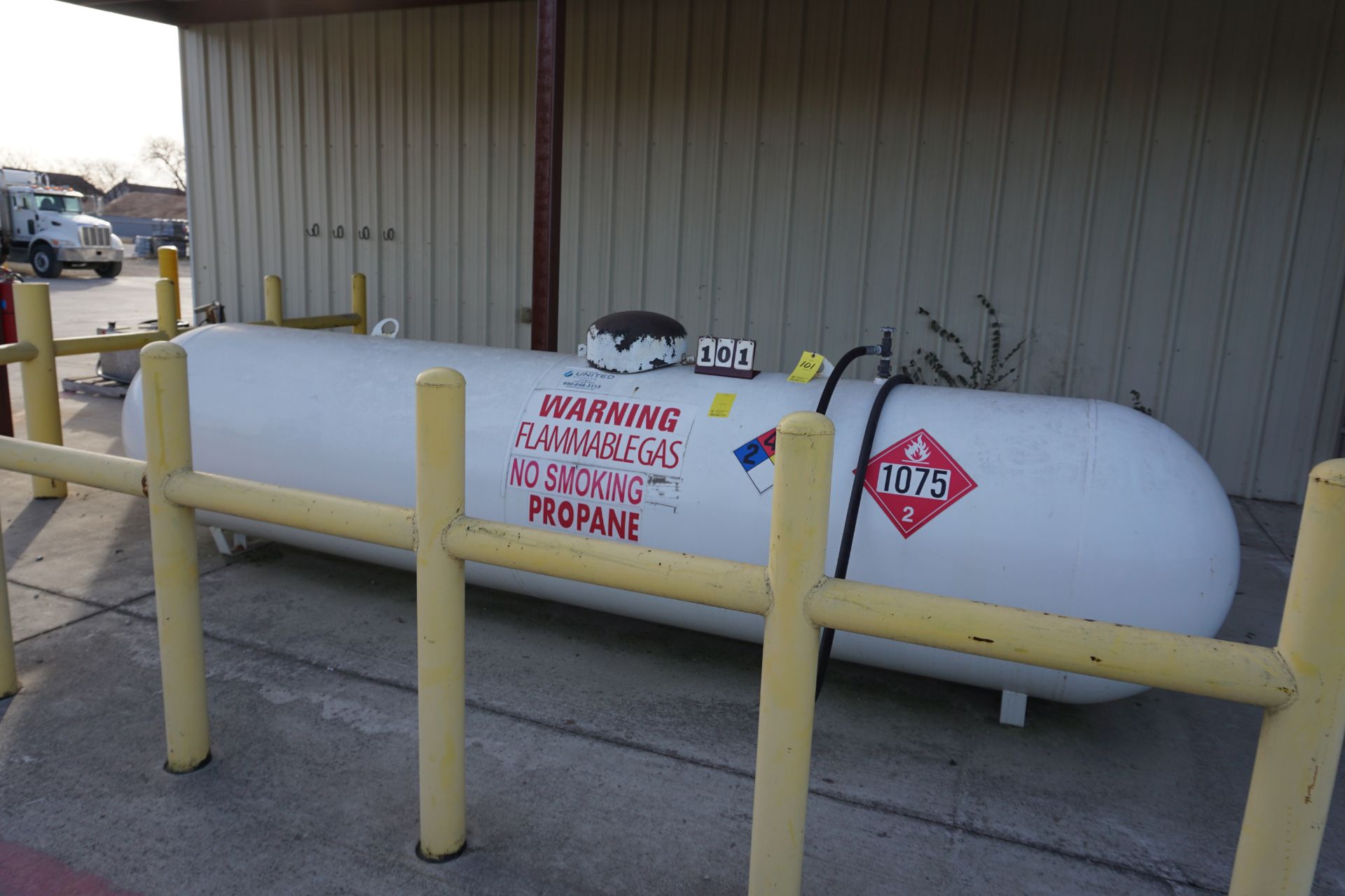 PROPANE TANK APPROX 36" X 15' LG 1,000 GALLON CAP