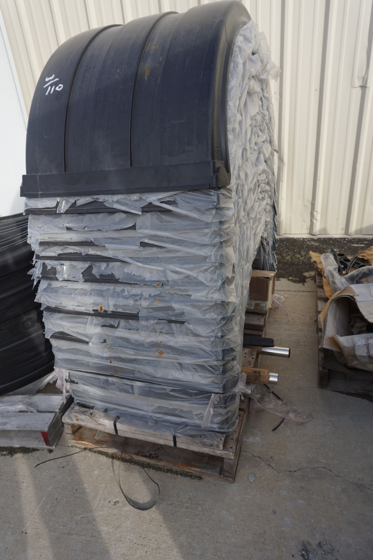 RUBBER TRUCK FENDERS APPROX 30 PCS, 25" WIDE W/ MOUTNING KITS, ASSORT TRUCK BUMPERS - Image 4 of 10