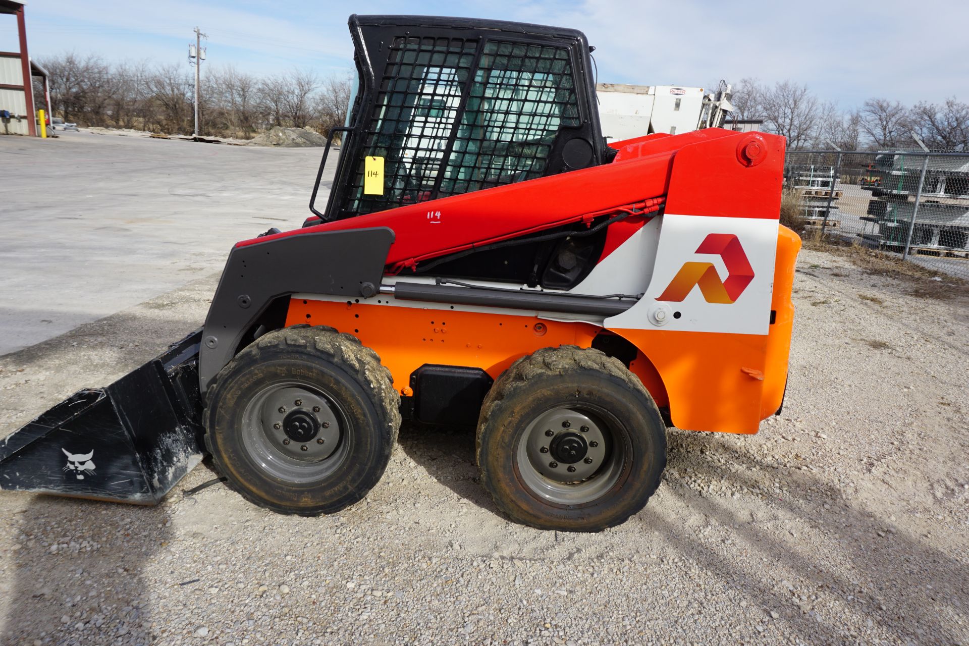 BOBCAT 863 SKID LOADER, DIESEL ENGINE, 6' BUCKET, ENCLOSED CAB