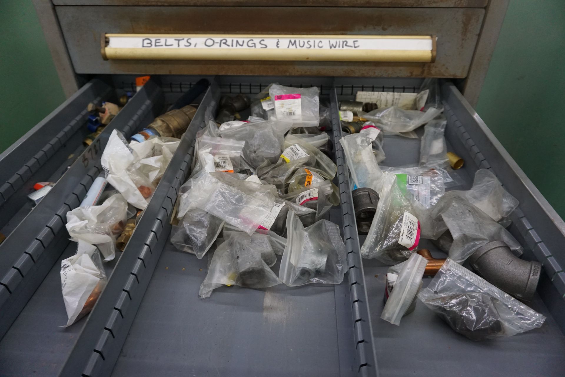 (11) DRAWER TOOL CABINET W/ CONT: BELTS, O RINGS, WIRE - Image 4 of 4