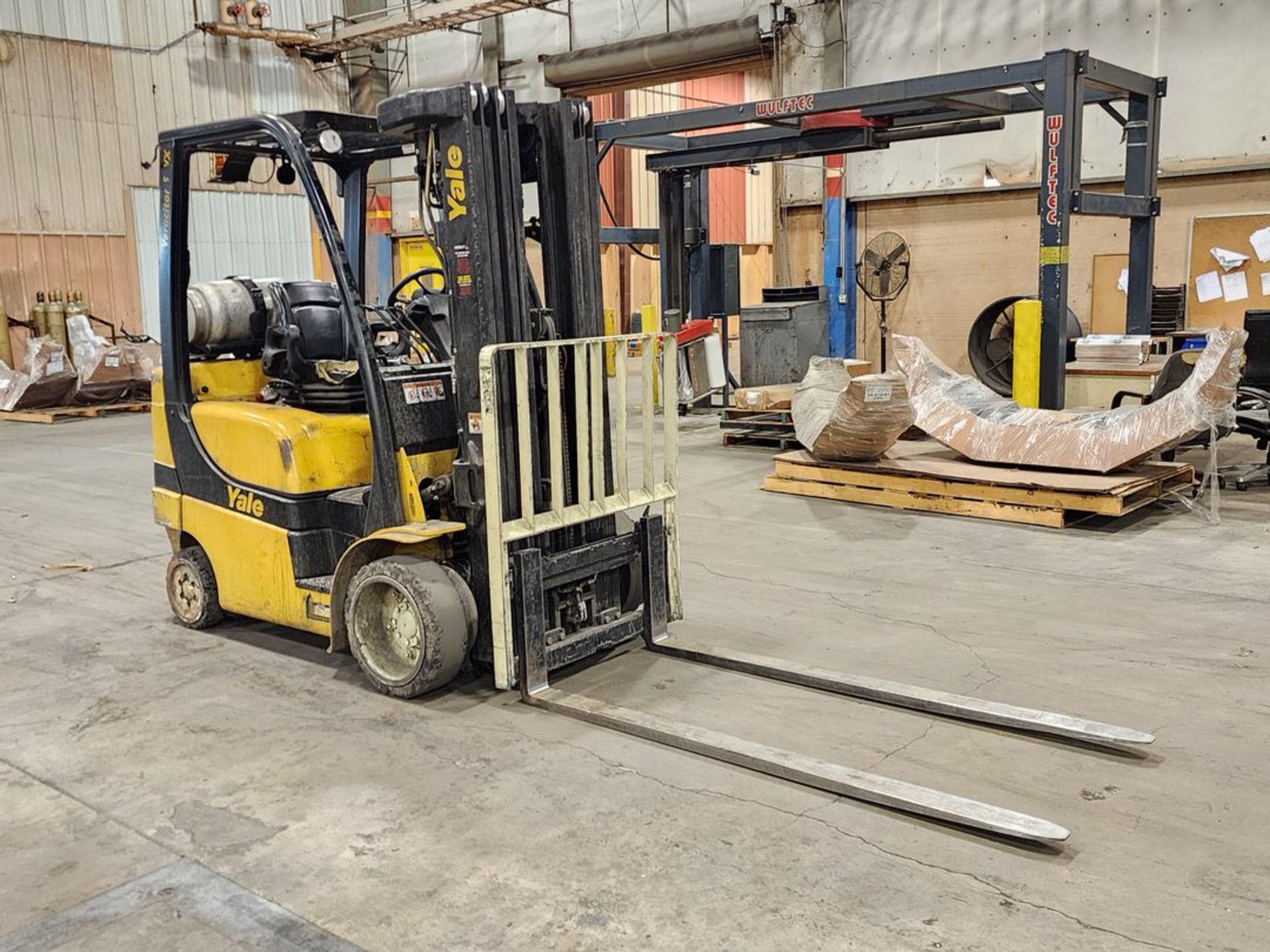 Yale GLC0VXNEAQO84 LP Forklift 4-Stage Mast, W/ 72" Forks, 240" Max Lift Ht., 4,577hrs, 4400lb Cap.; - Image 2 of 15