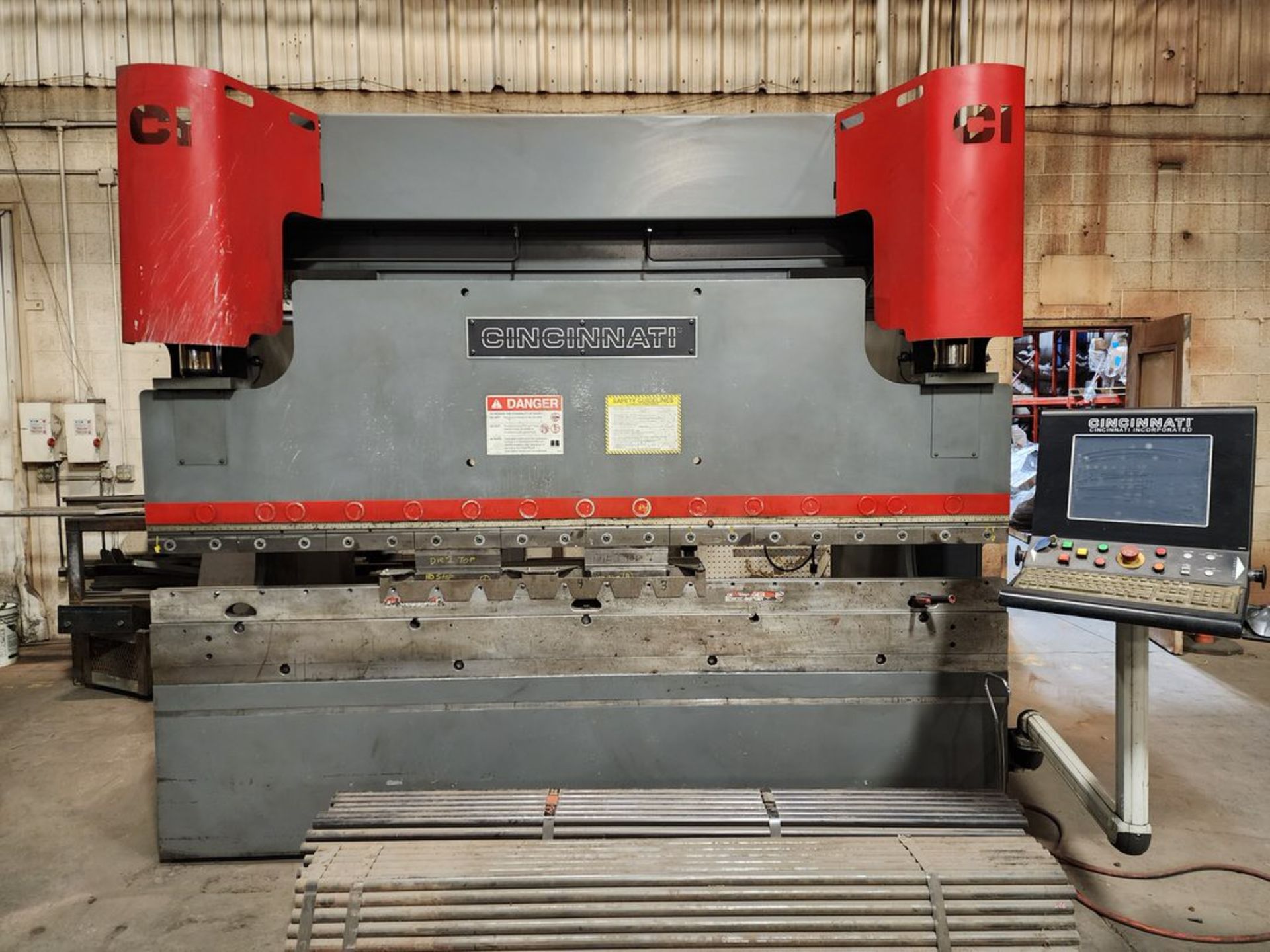 2014 Cincinnati 90 Ton x 10' CNC Press Brake w/ CNC Backgauge - Image 2 of 10