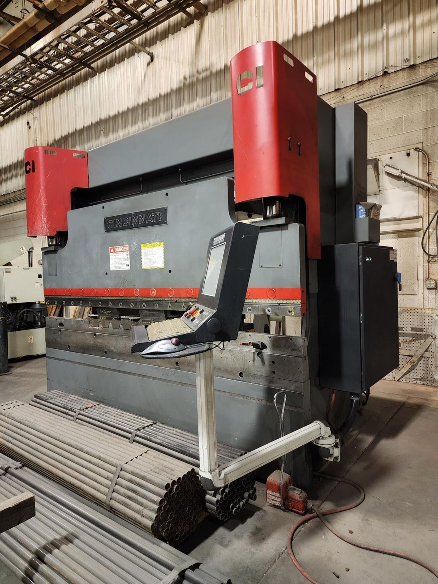 2014 Cincinnati 90 Ton x 10' CNC Press Brake w/ CNC Backgauge - Image 4 of 10