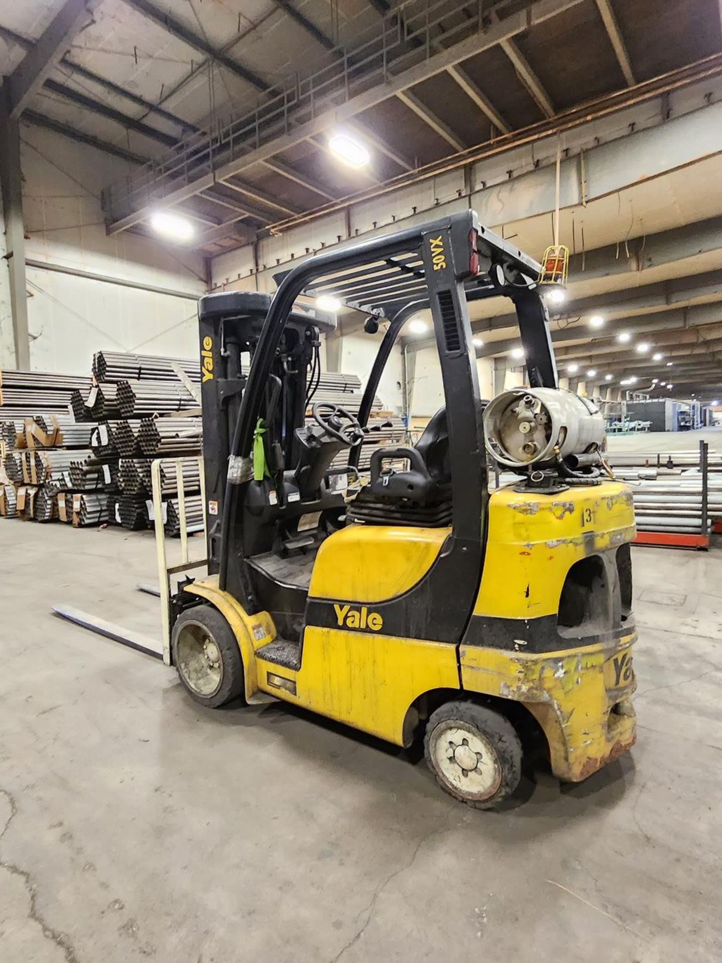 Yale GLC0VXNEAQO84 LP Forklift 4-Stage Mast, W/ 72" Forks, 240" Max Lift Ht., 4,577hrs, 4400lb Cap.; - Image 4 of 15