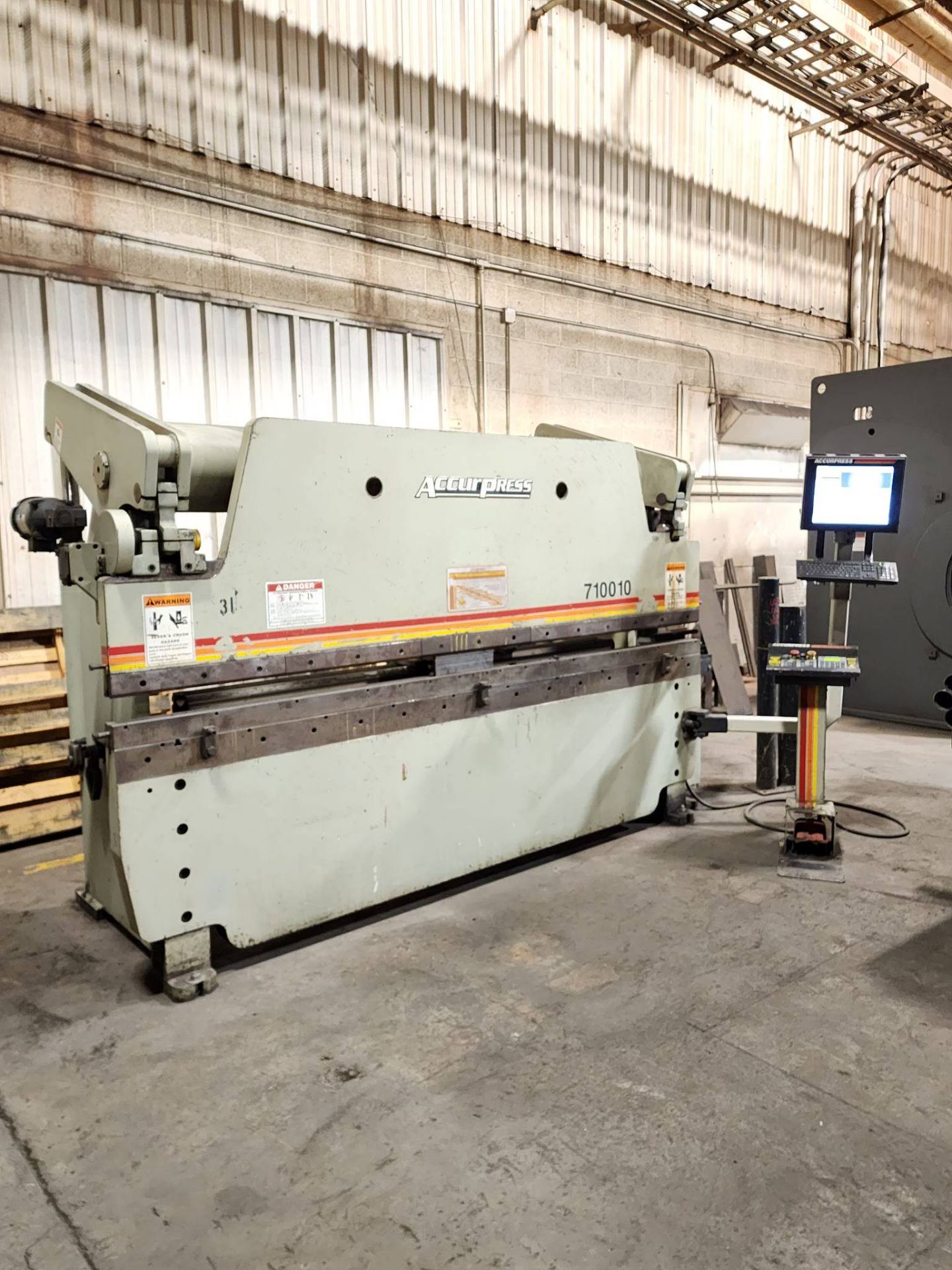 2001 Accurpress 710010 100 Ton x 10' CNC Press Brake w/ CNC Backgauge & Upgraded ETS 3000 Control