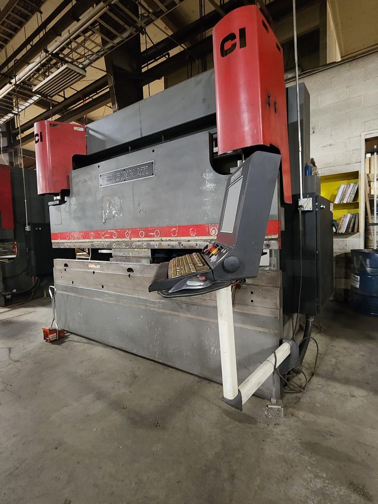 2014 Cincinnati 90 Ton x 10' Press Brake w/ CNC Backgauge - Image 4 of 10