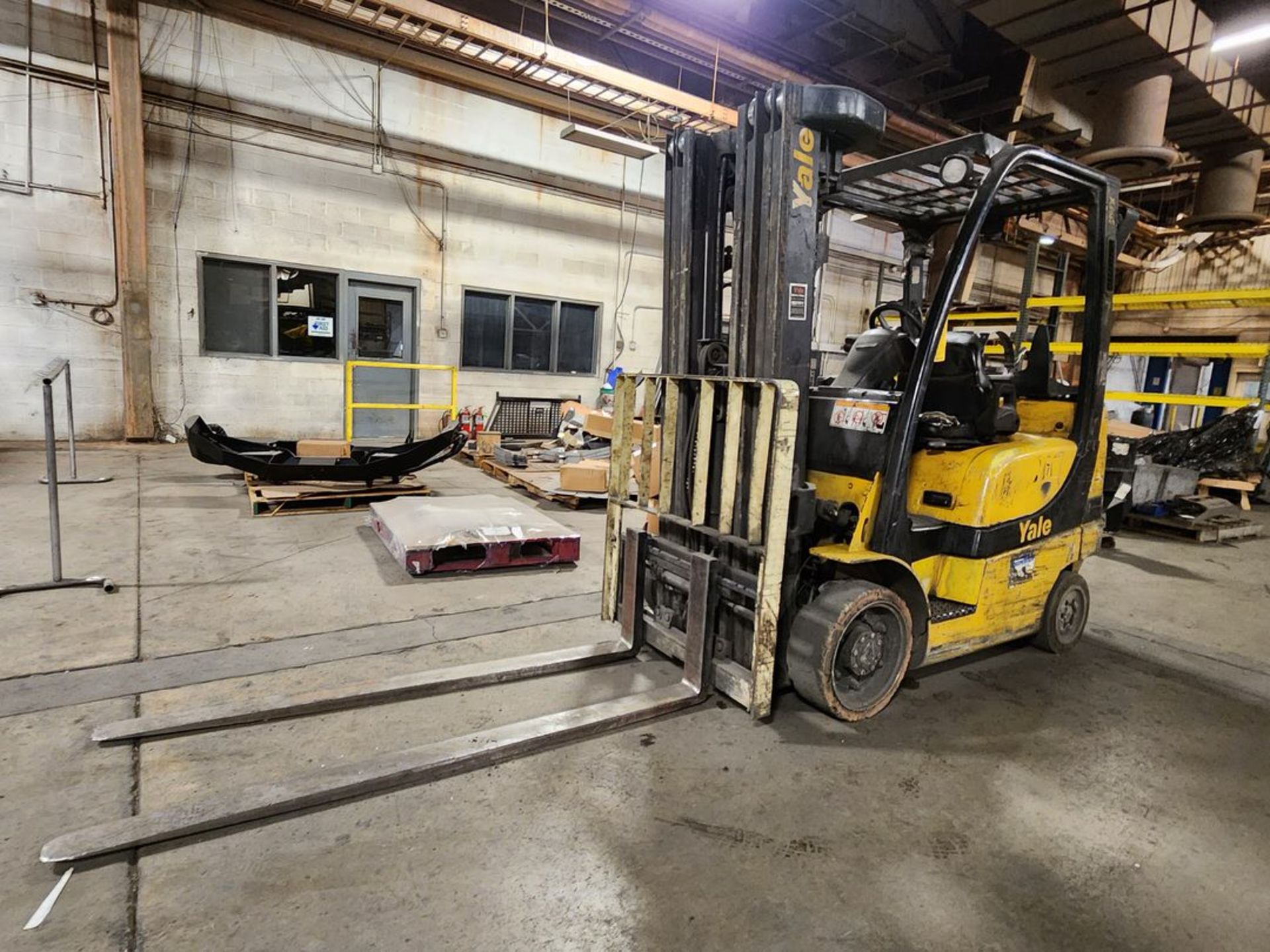 Yale GLC050VXNVSQ84 LP Forklift 4-Stage Mast, W/ 72" Forks, 240" Max Lift Ht., 4450lb Cap. (Not