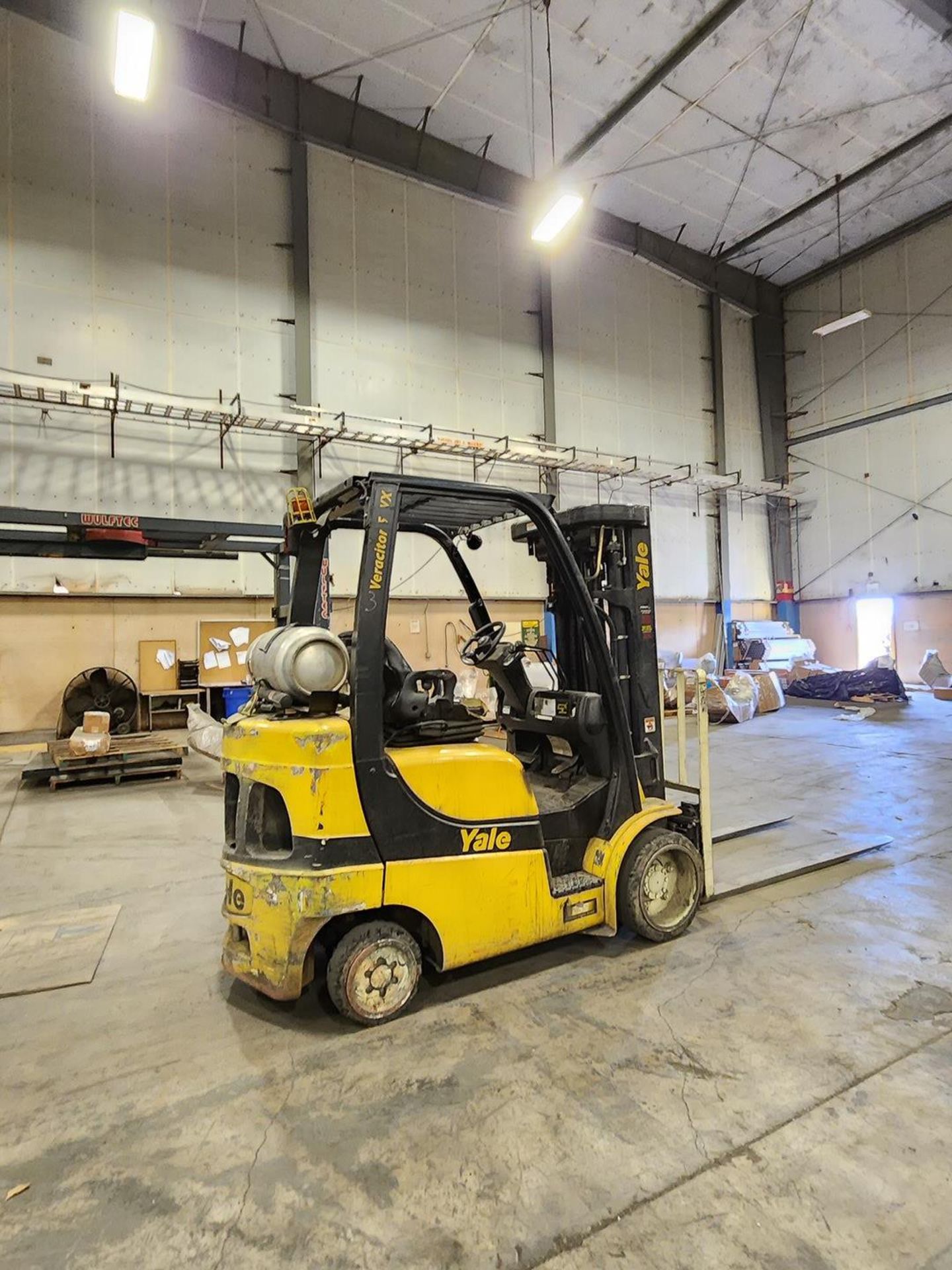 Yale GLC0VXNEAQO84 LP Forklift 4-Stage Mast, W/ 72" Forks, 240" Max Lift Ht., 4,577hrs, 4400lb Cap.; - Image 3 of 15