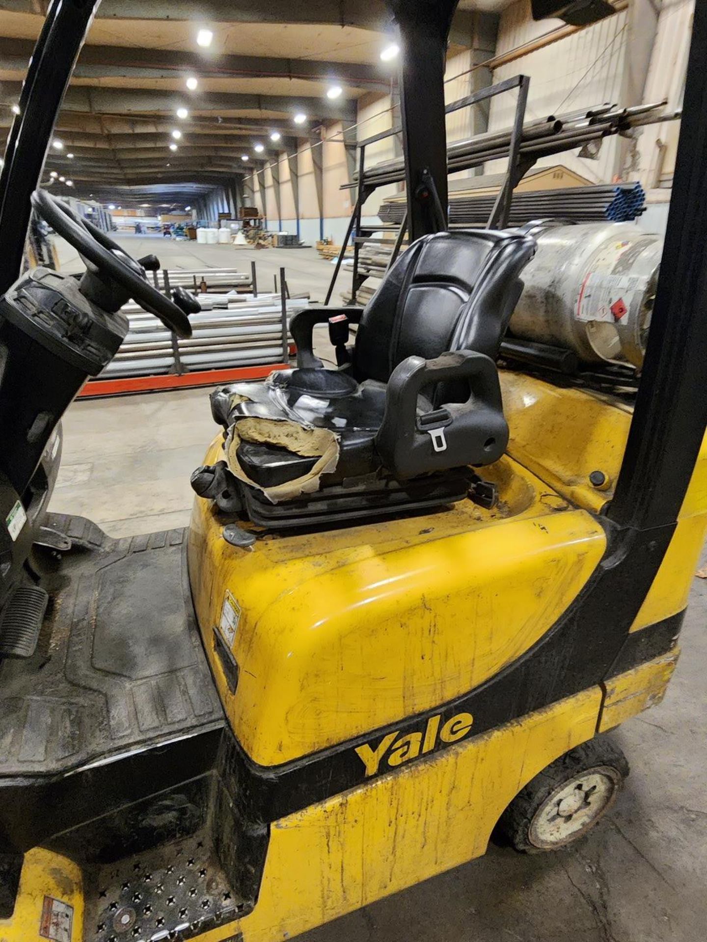 Yale GLC0VXNEAQO84 LP Forklift 4-Stage Mast, W/ 72" Forks, 240" Max Lift Ht., 4,577hrs, 4400lb Cap.; - Image 5 of 15